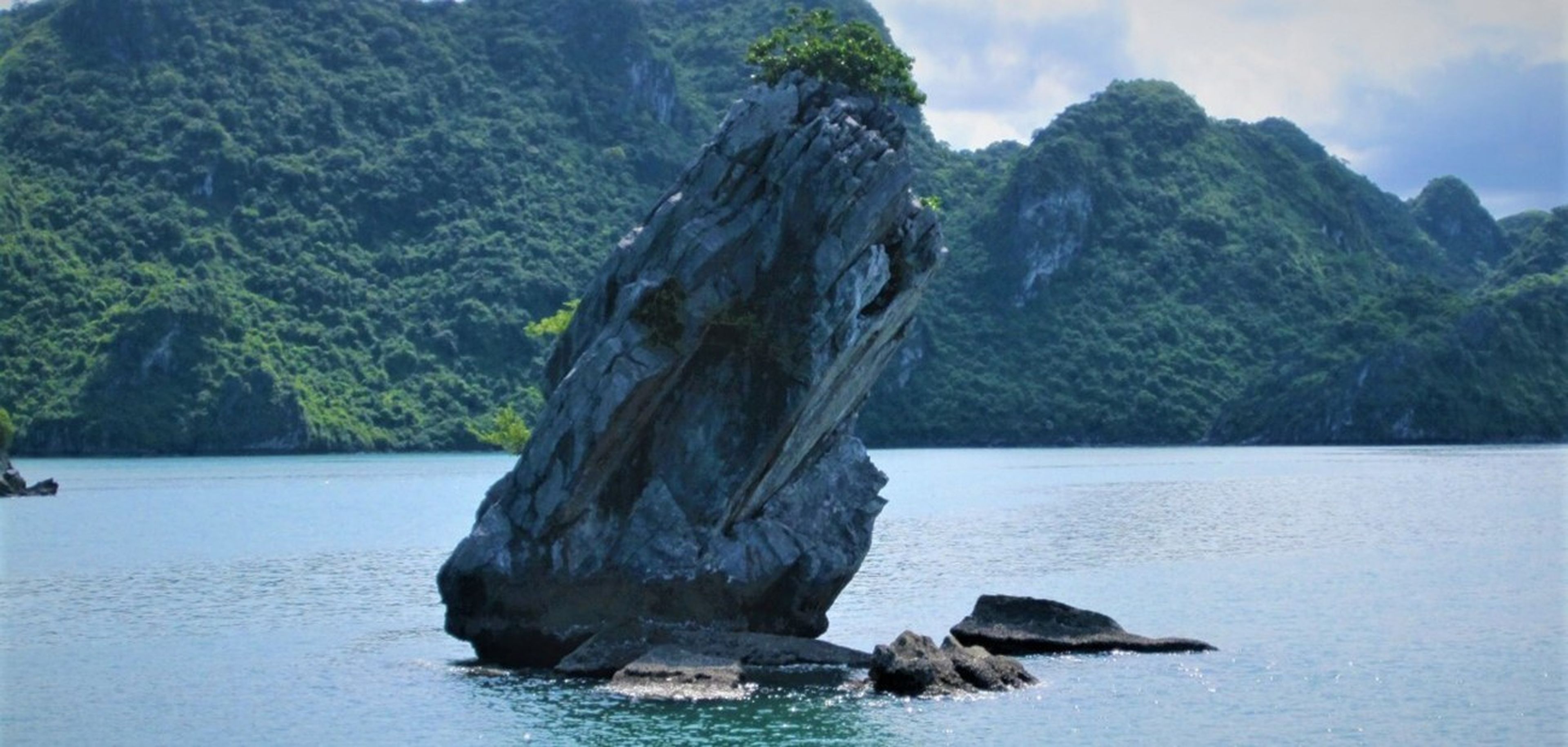 Beautiful Islands Not to Miss When Traveling to Ha Long Bay - Hình 11