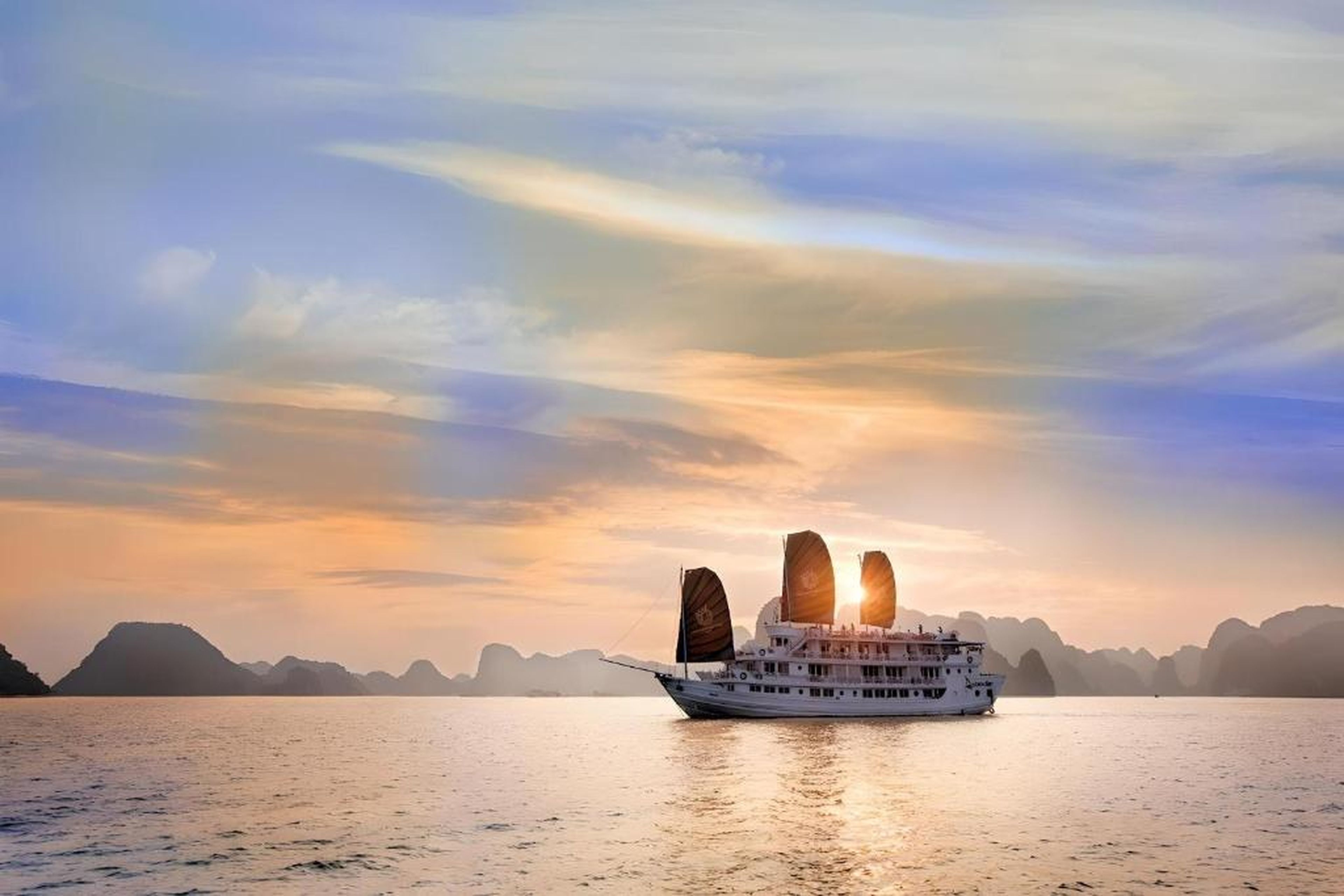 Hera Classic Boutique Cruise - Hình 1