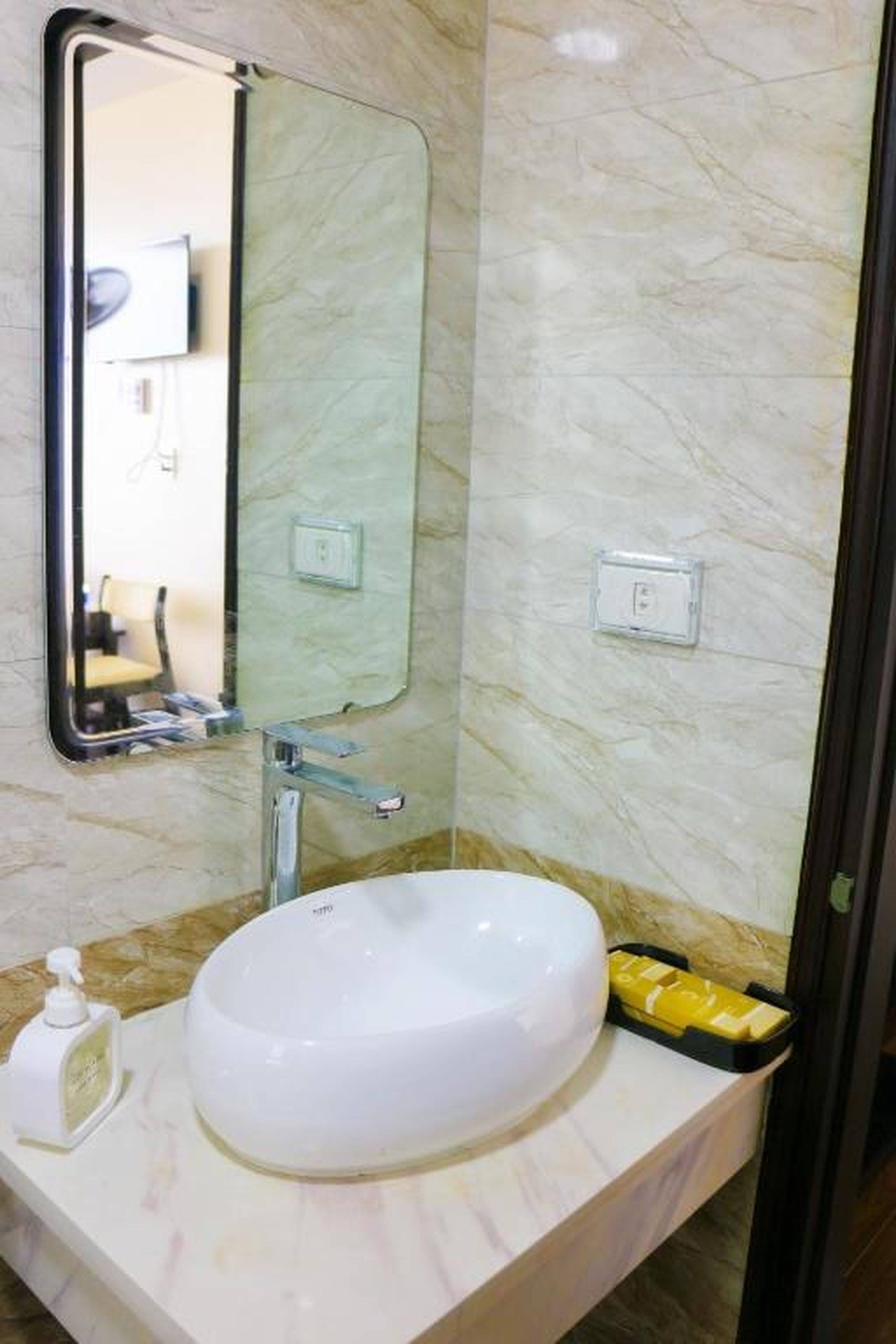 Y - Hotel - Hình 1