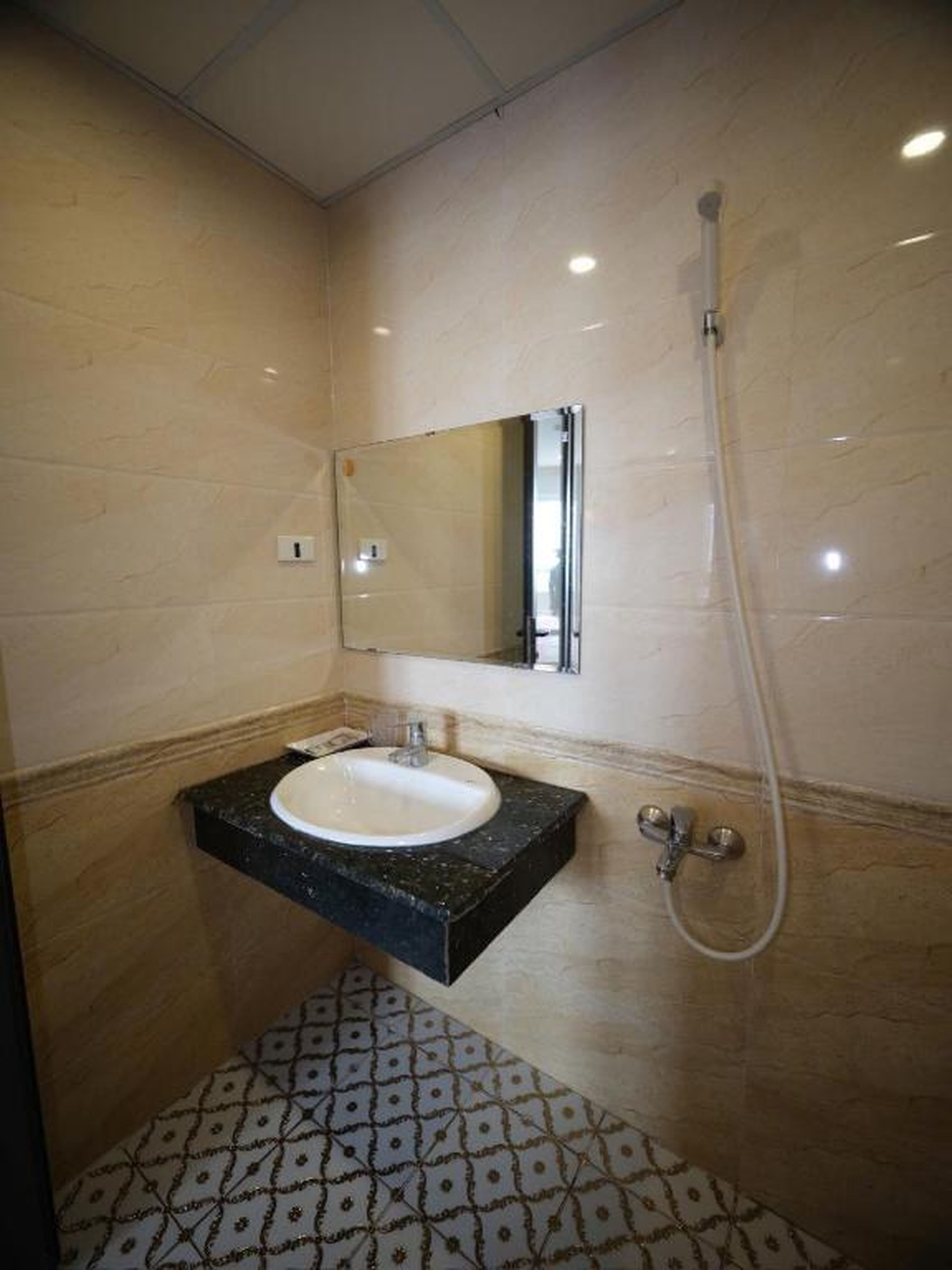 A12 Hotel - Hình 1