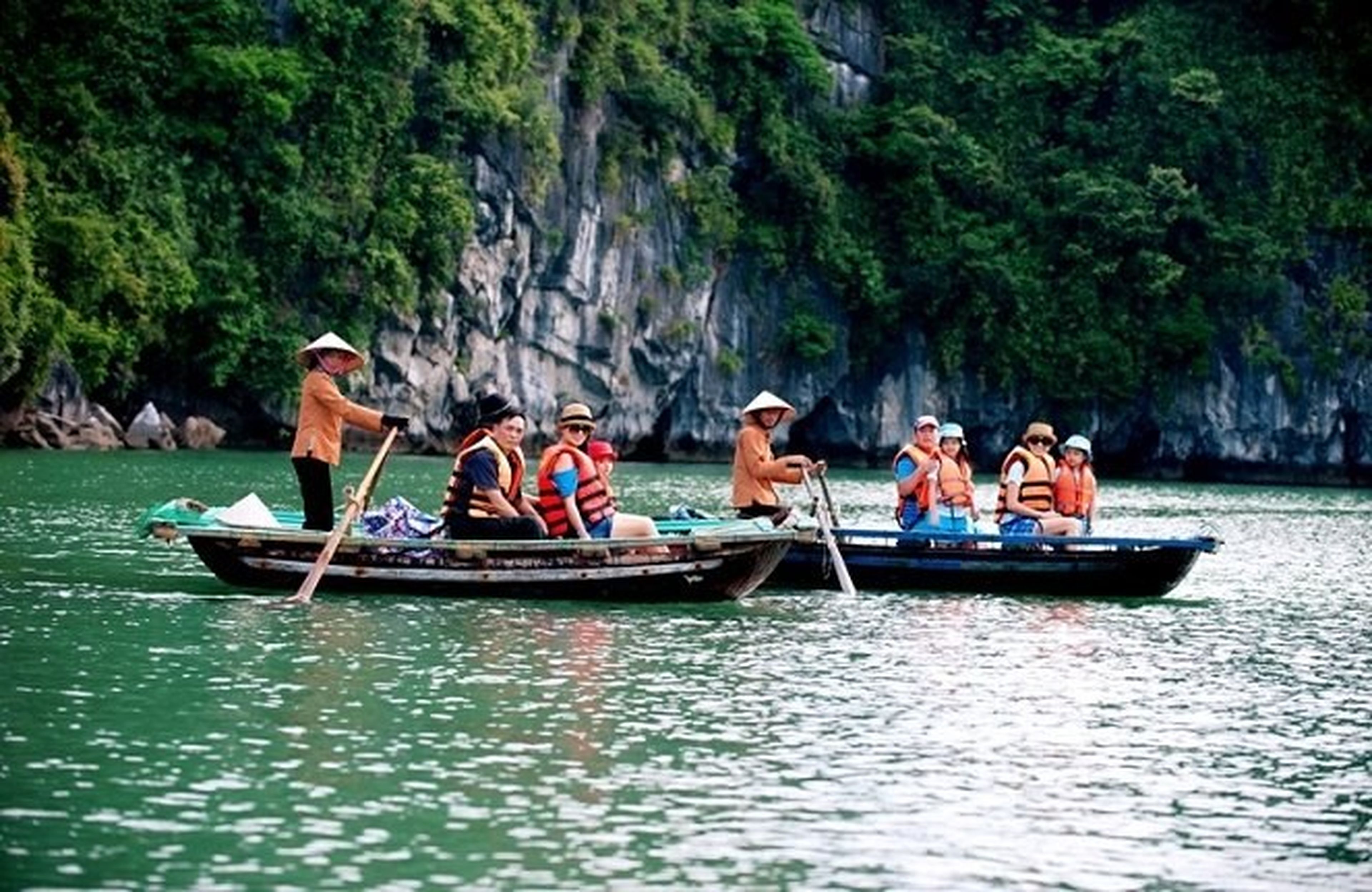 Discovering the Boat-Rowing Profession on the Bay – A “Specialty” of Ha Long Bay - Hình 3