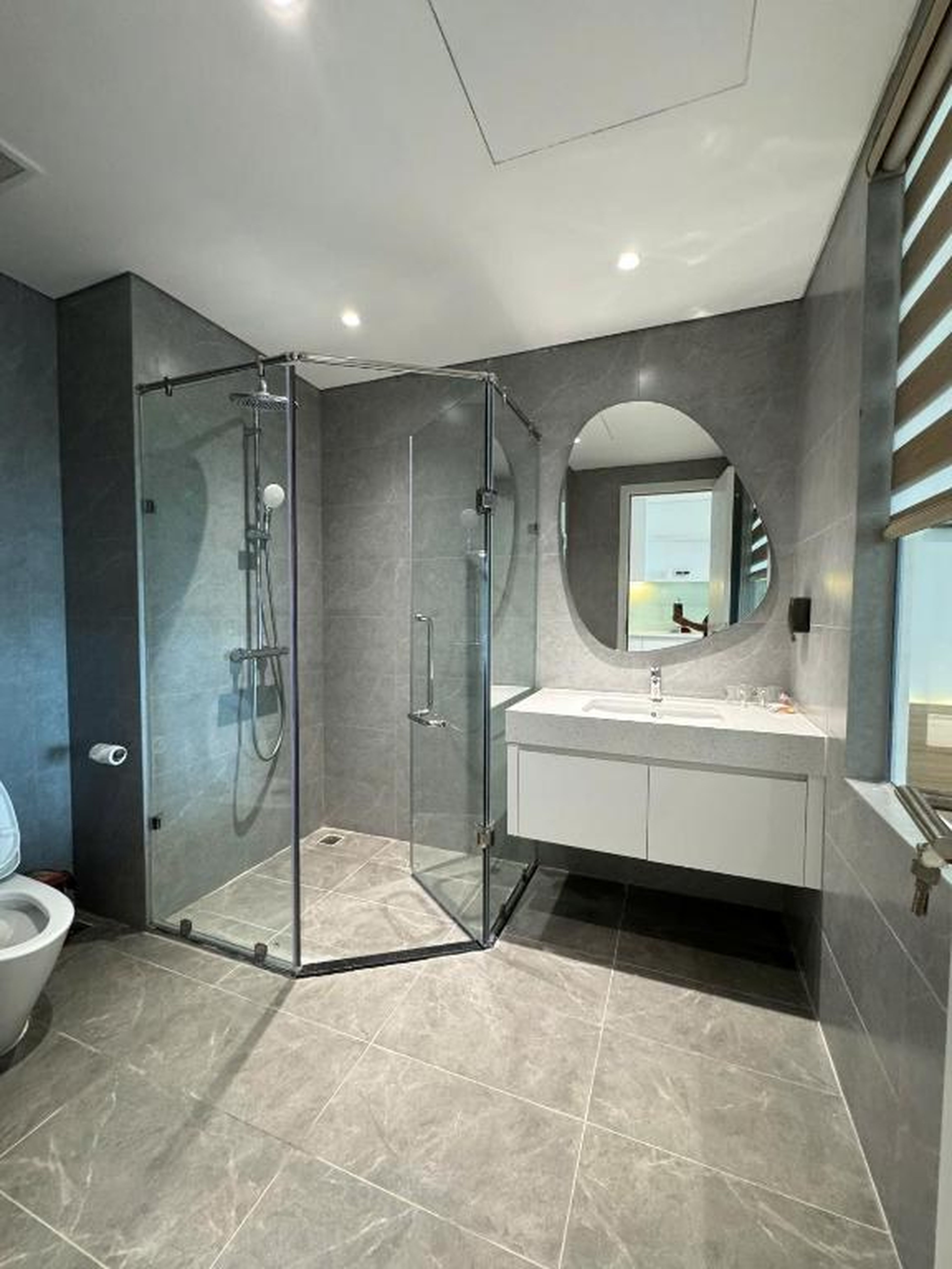 High-rise apartment with ocean view at The Holiday Ha Long - Hình 1