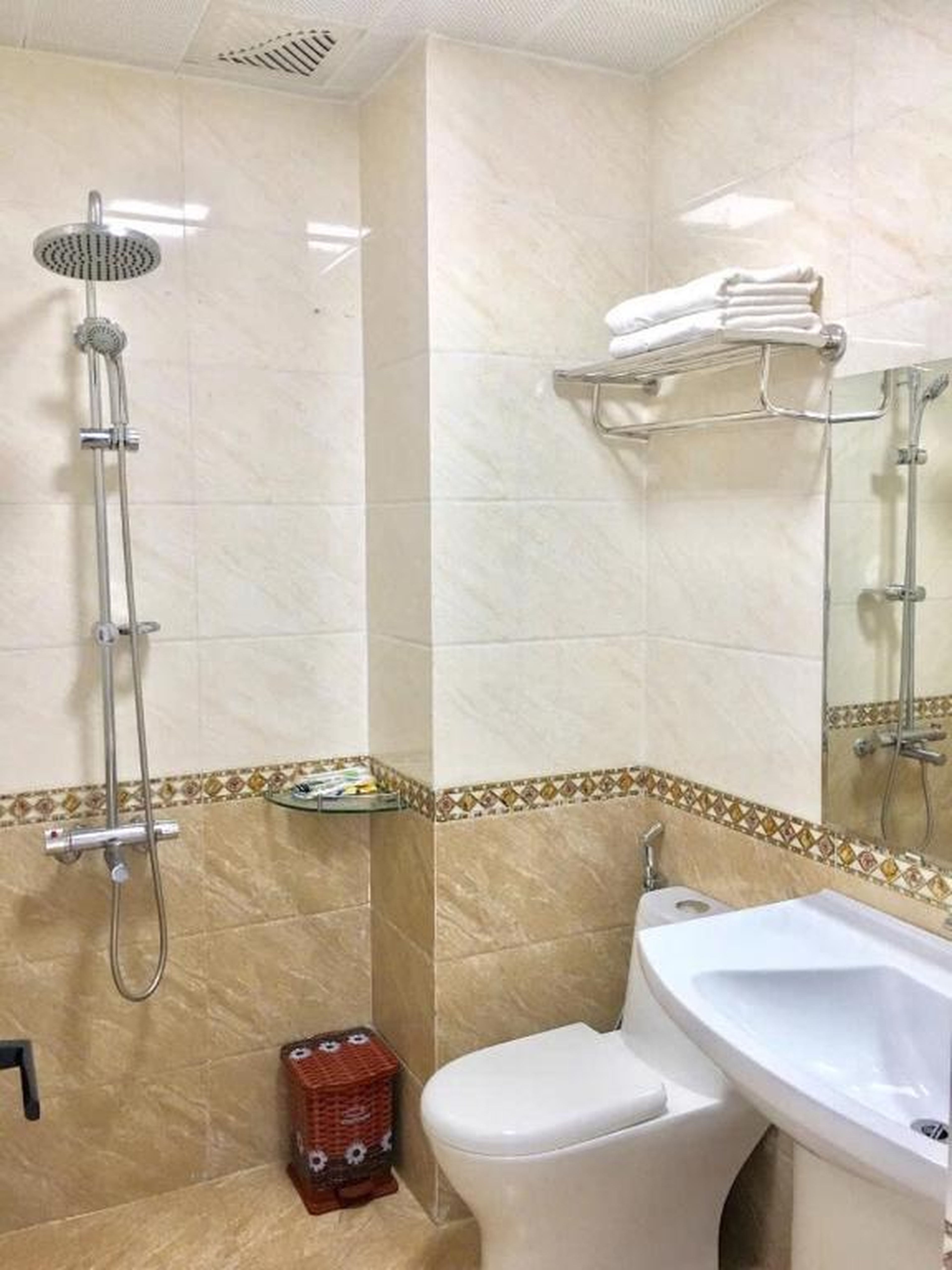 Hotel in central HaLong bay, very friendly, spotless, spacious and airy - Hình 10