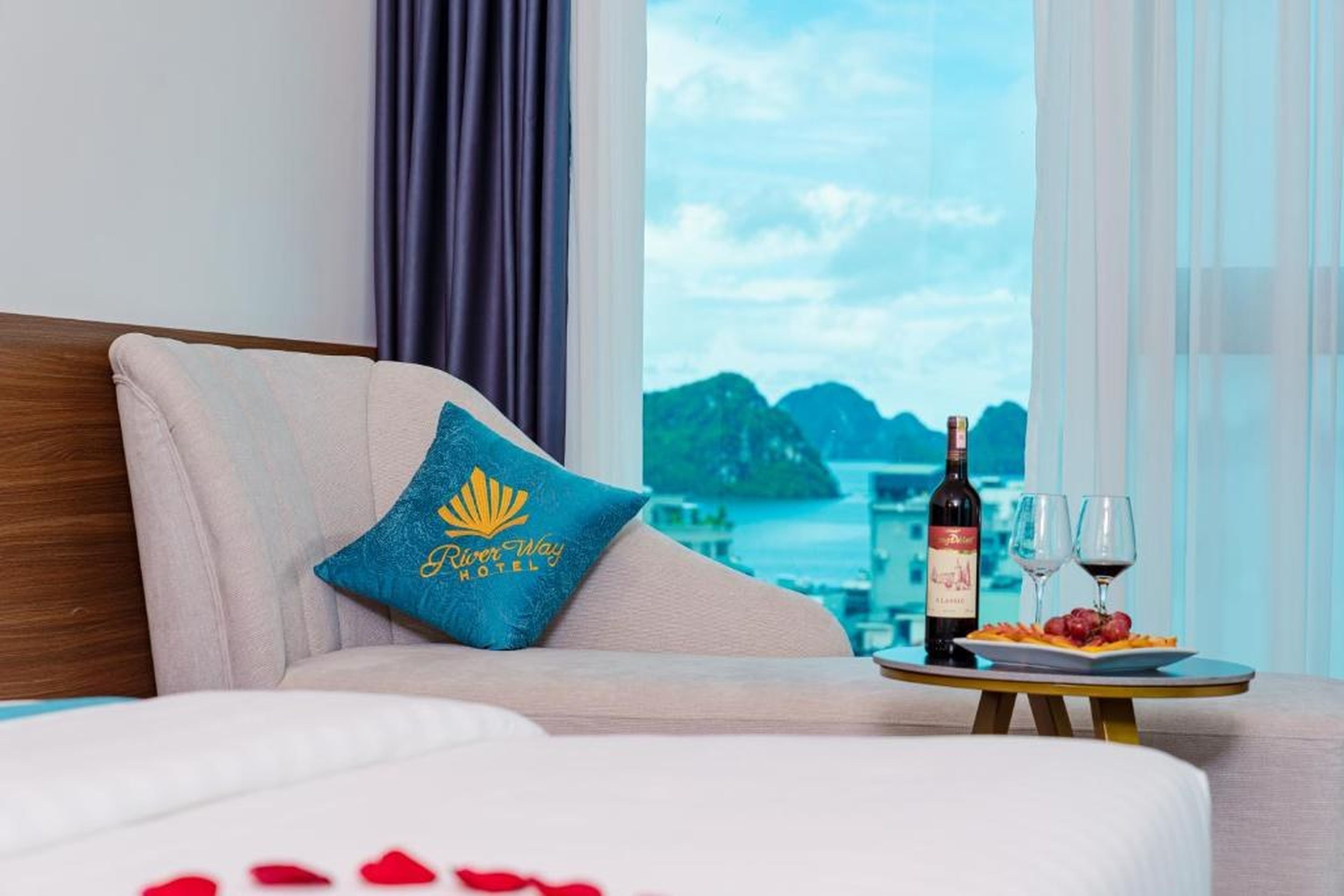 River Way Hotel Ha Long - 500m to Beach - Hình 25