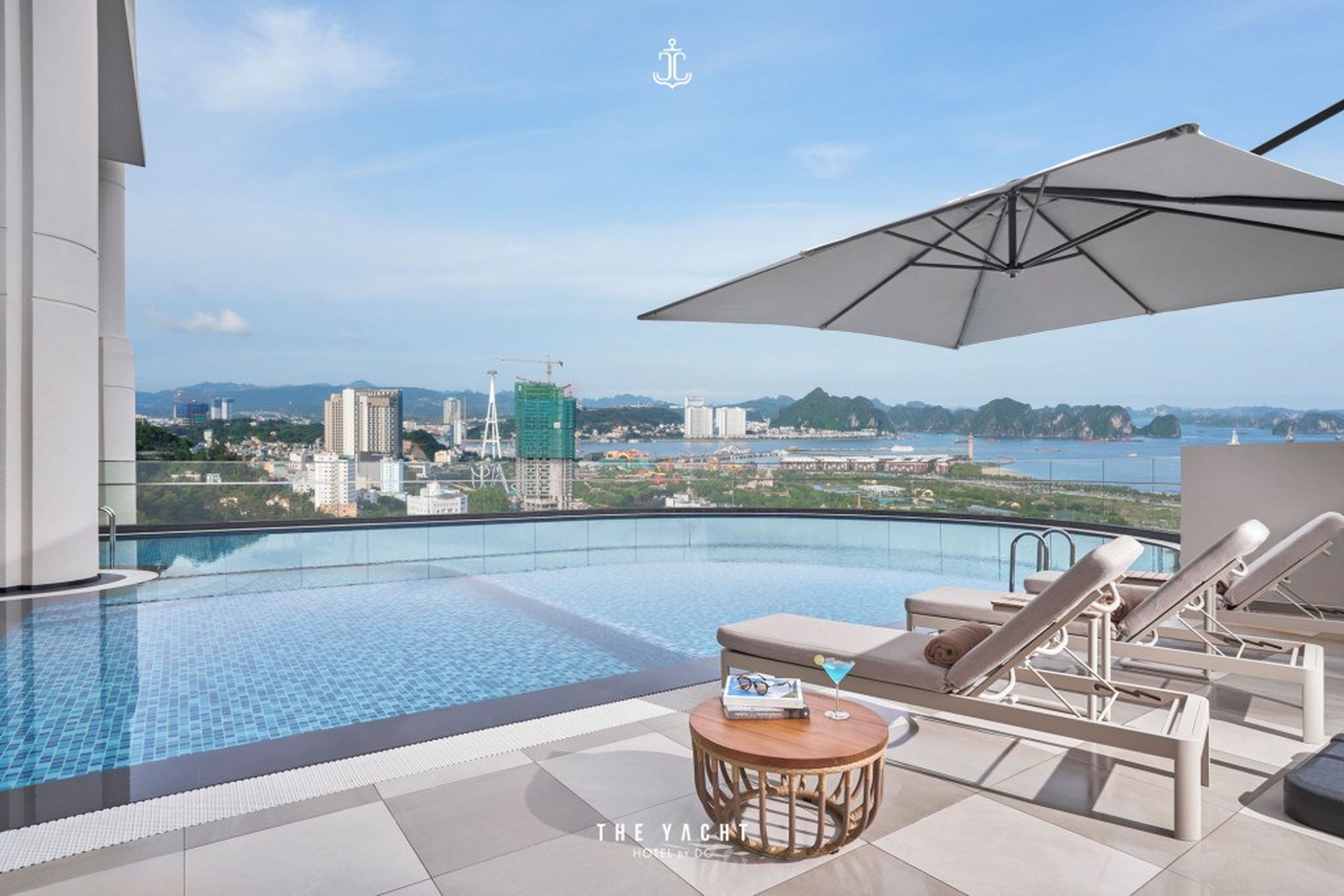 The Yacht by DC – “Du thuyền” sang trọng trên mặt đất neo giữa Hạ Long - Hình 2