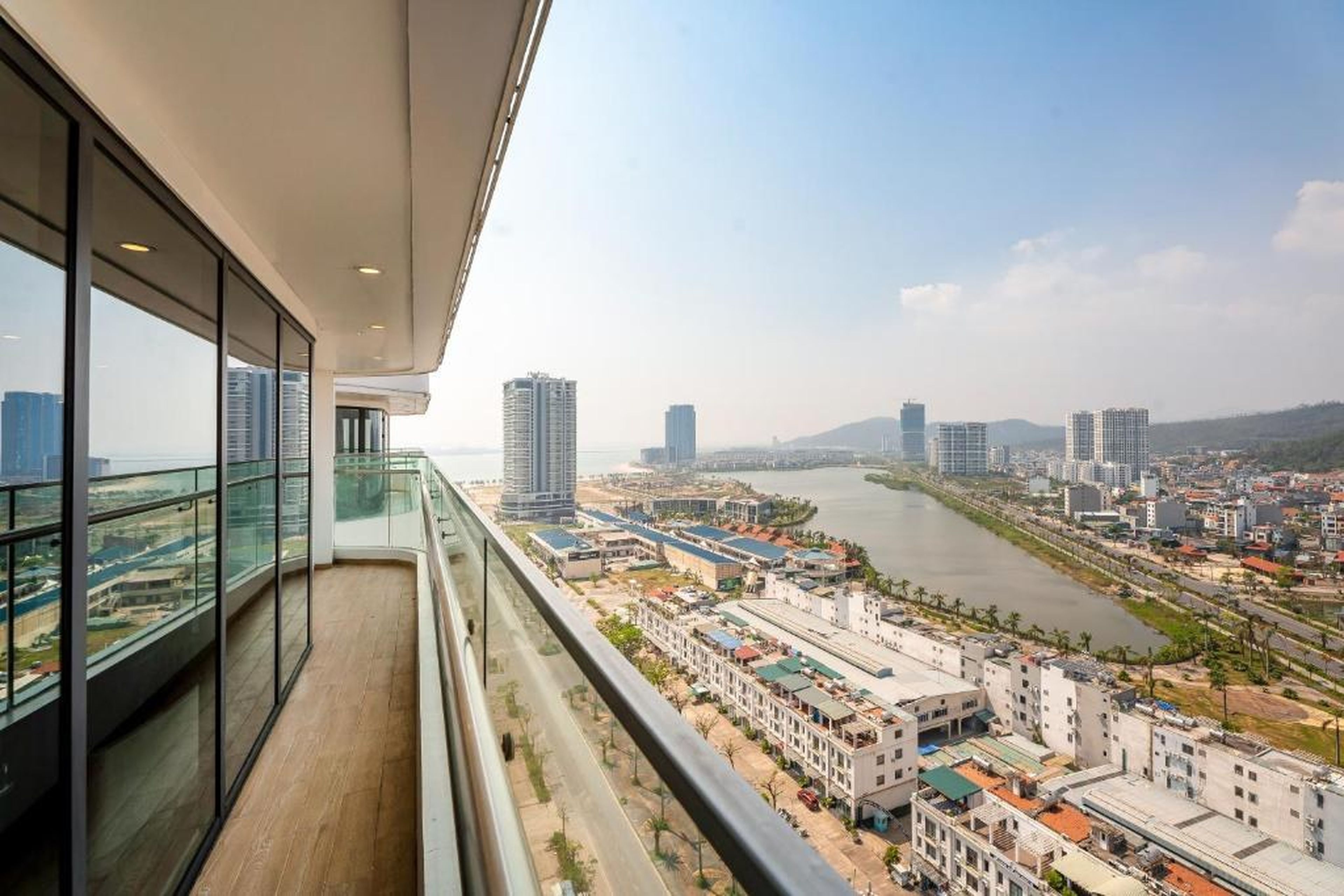 DeLaSea Ha Long Hotel - Modern Bayview Escape - Hình 11