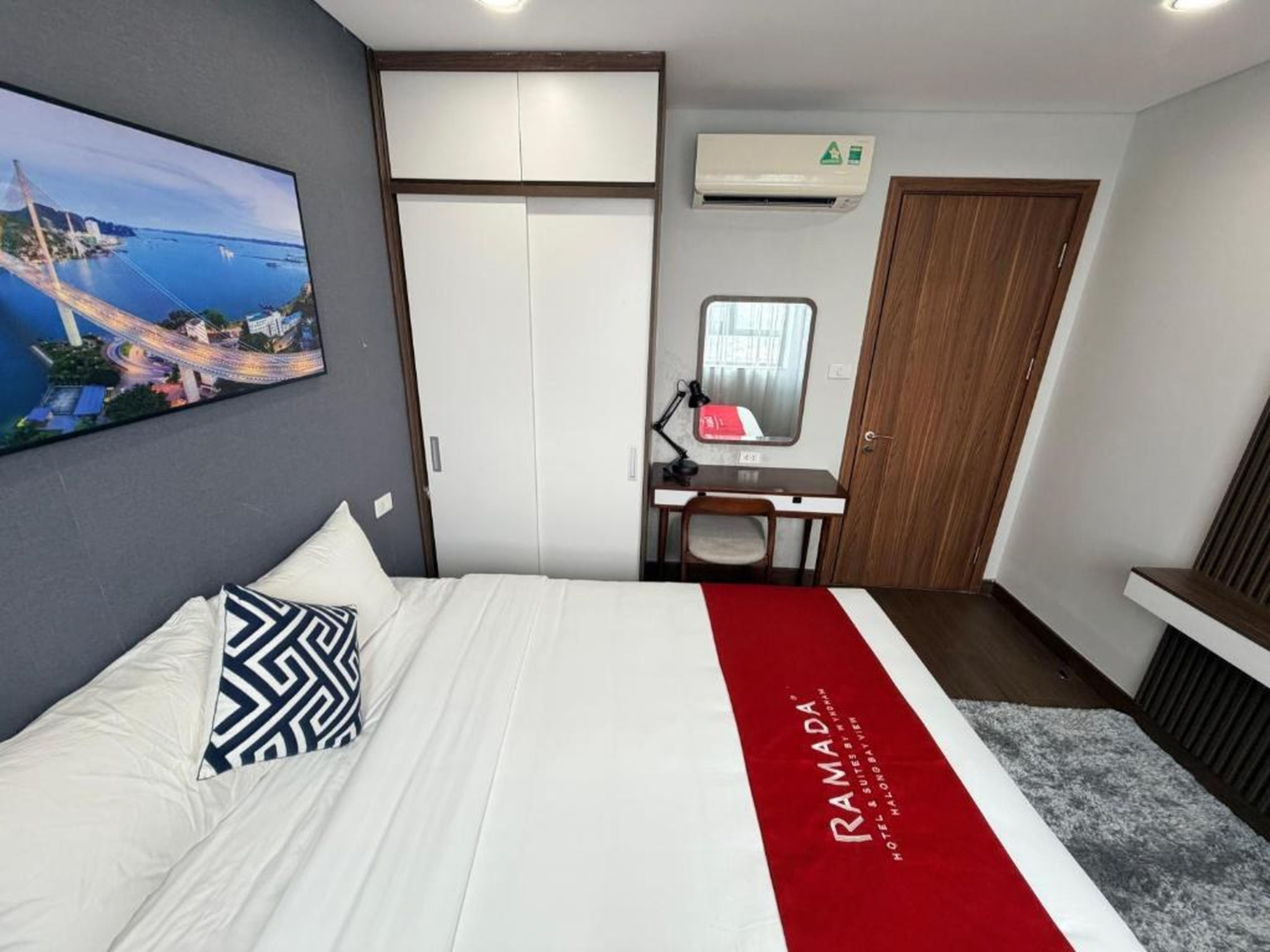 Ha Long 2BR Apartment - Spacious & Modern - Near Center - Hình 23