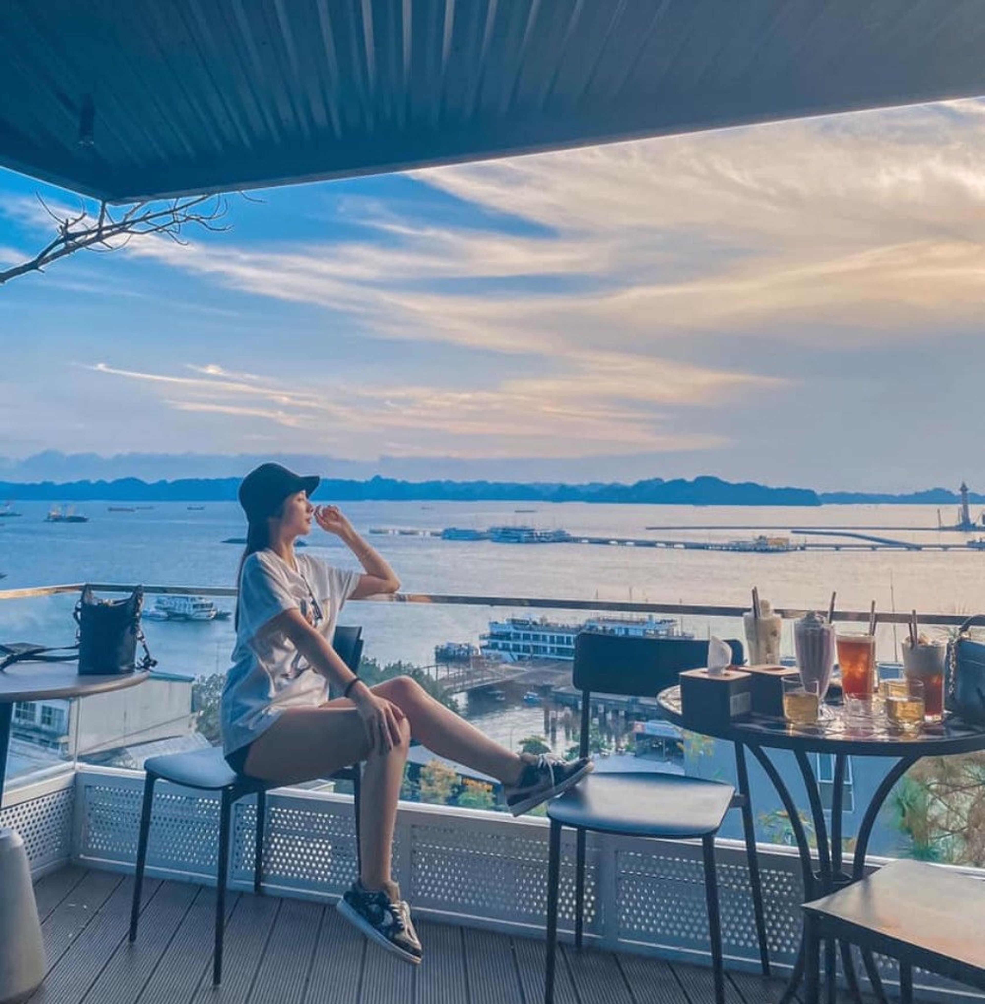 Săn lùng các quán cà phê ở Hạ Long sở hữu view đẹp đầy thơ mộng - Hình 8