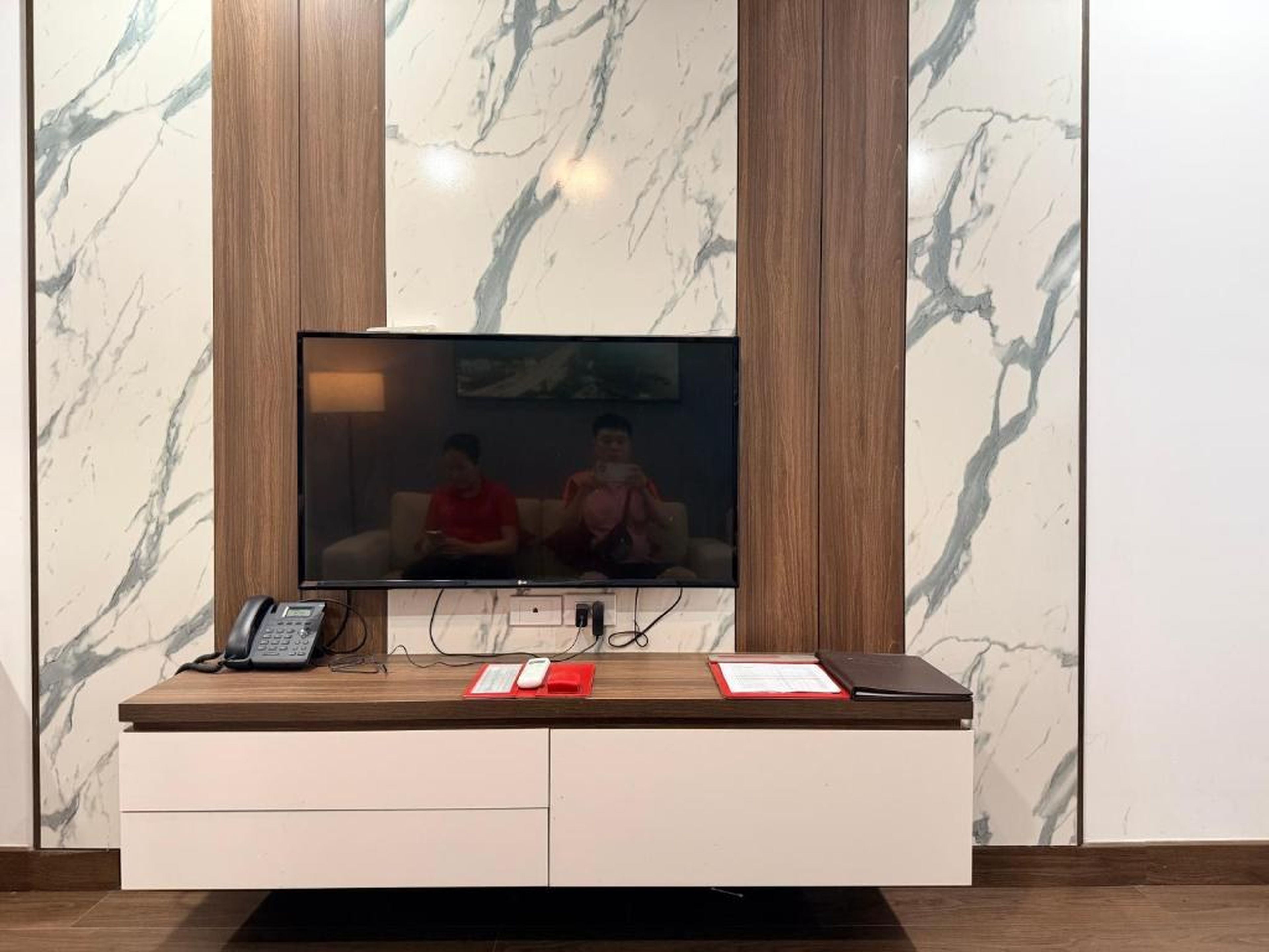 Ha Long 2BR Apartment - Spacious & Modern - Near Center - Hình 29