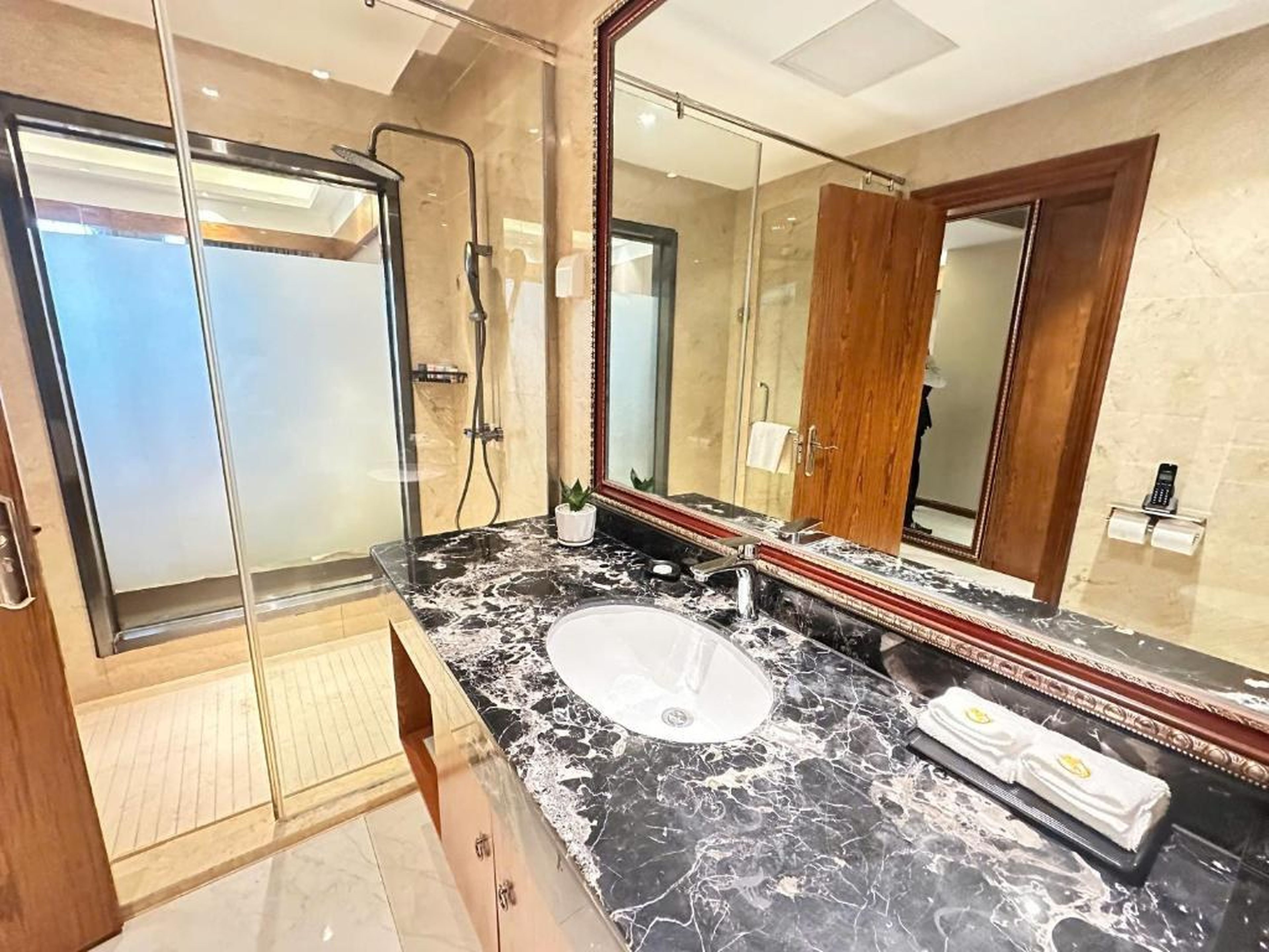Hồng Vận Grand Hotel Móng cái - Hình 19