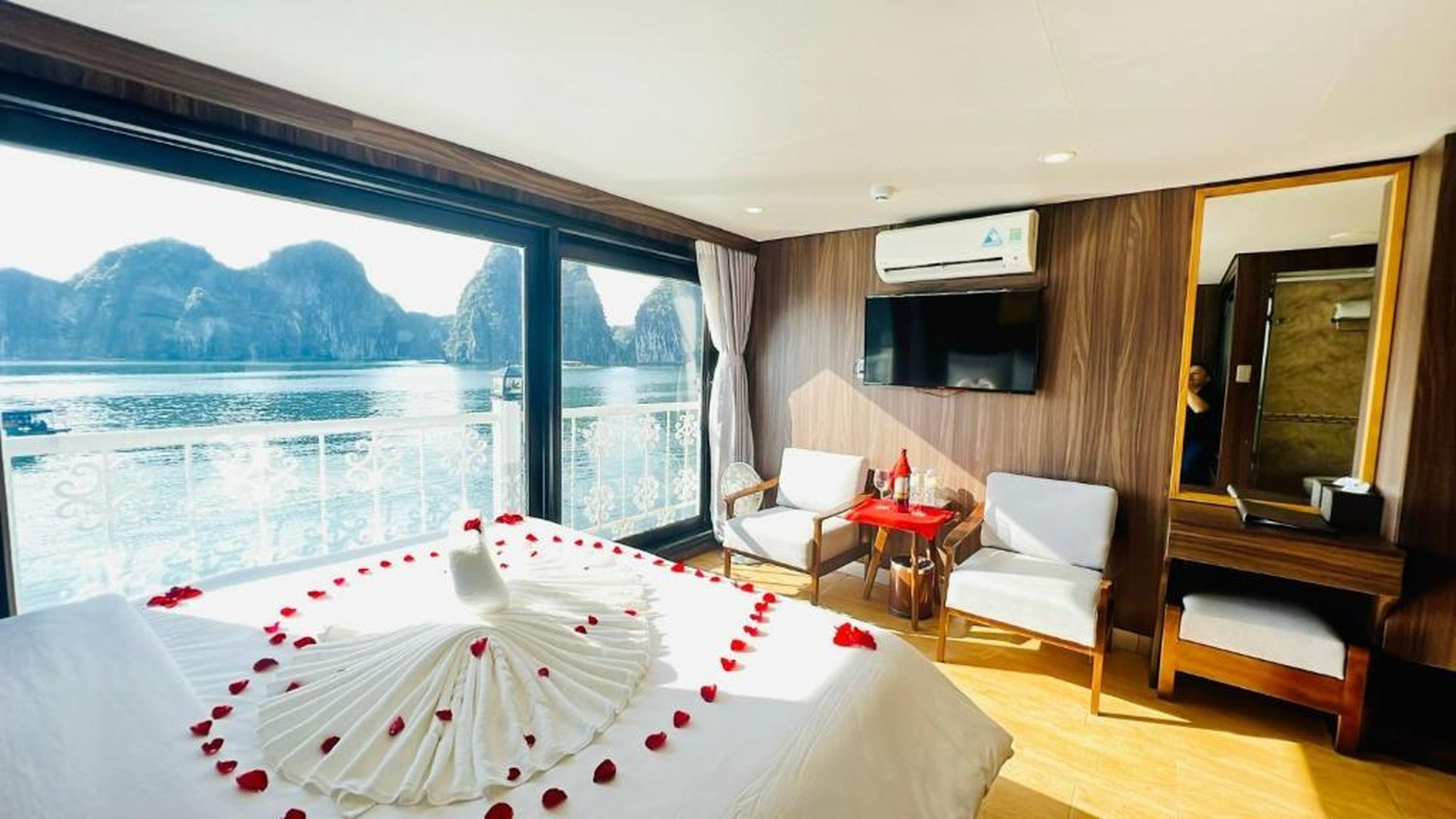 UniCharm Cruise - Hidden Route 2 Bays & Viet Hai village - Hình 8