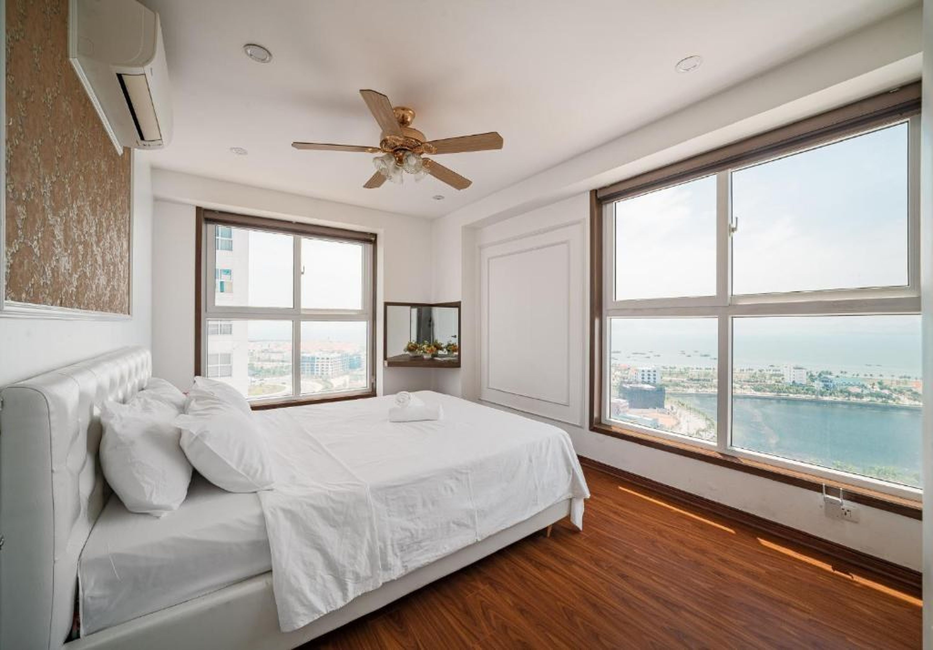 Three-bedroom house with sea view - Hình 2