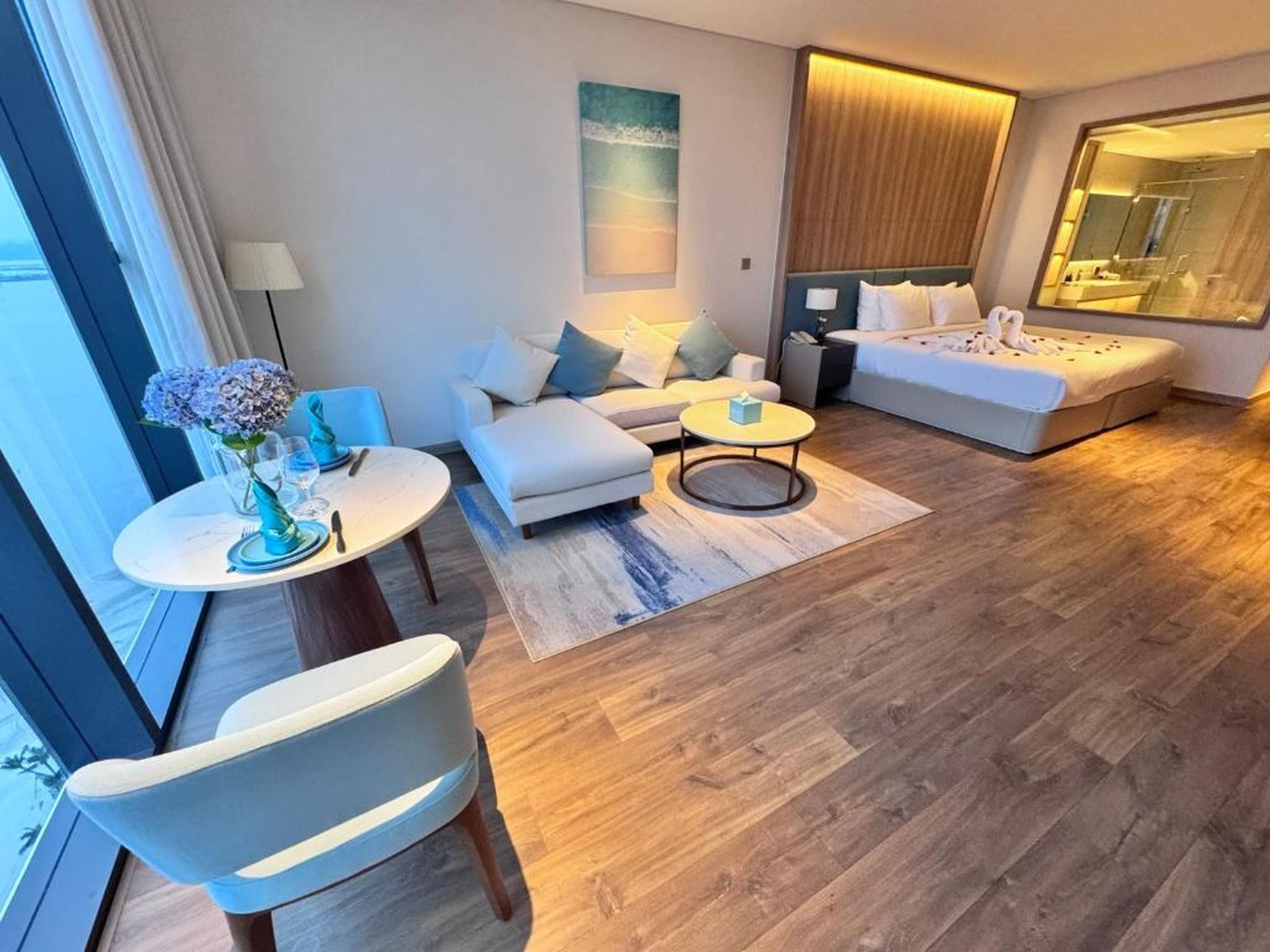 A La Carte Ha Long Bay Seaside Apartments - Hình 26