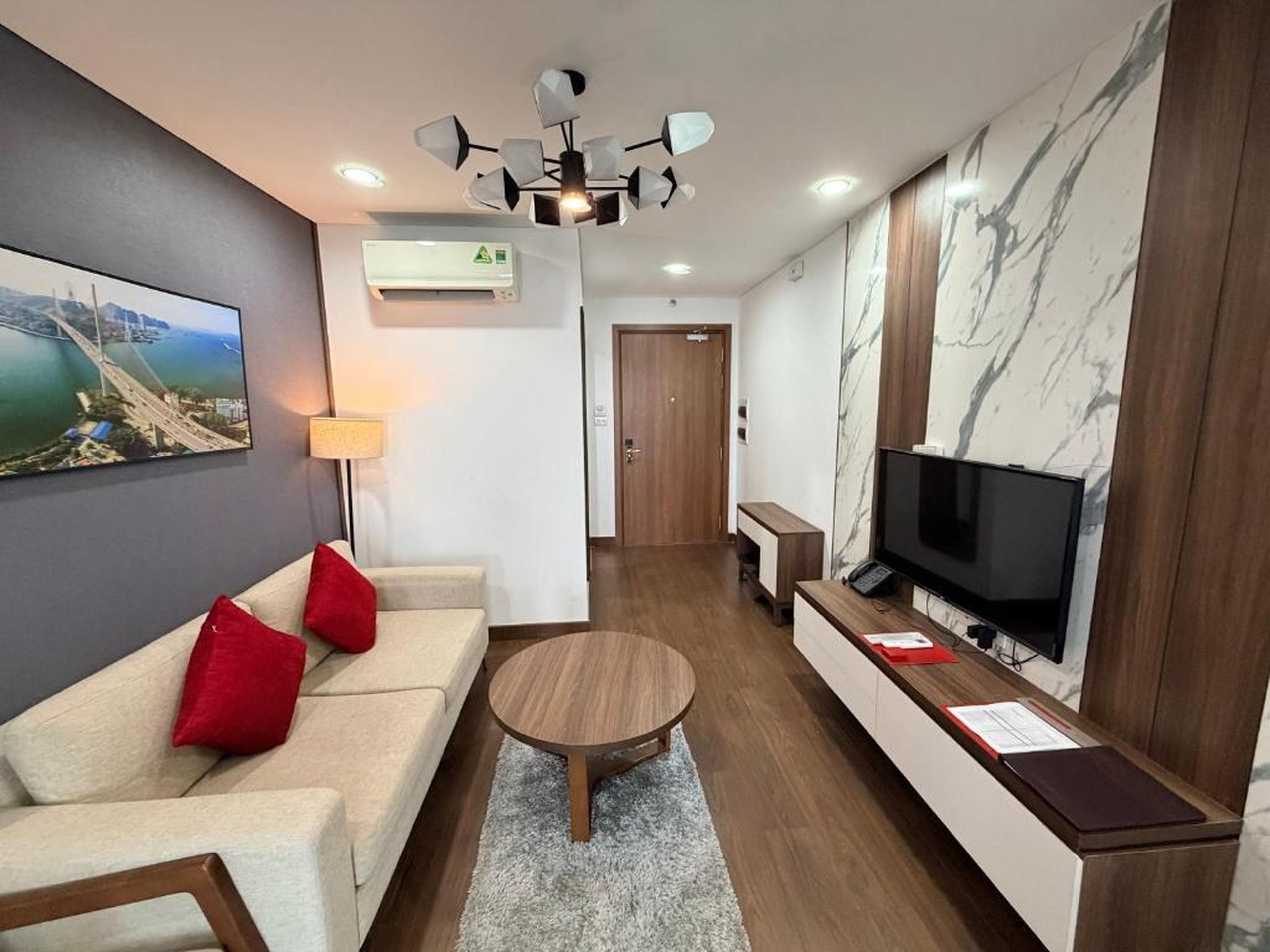 Ha Long 2BR Apartment - Spacious & Modern - Near Center - Hình 28