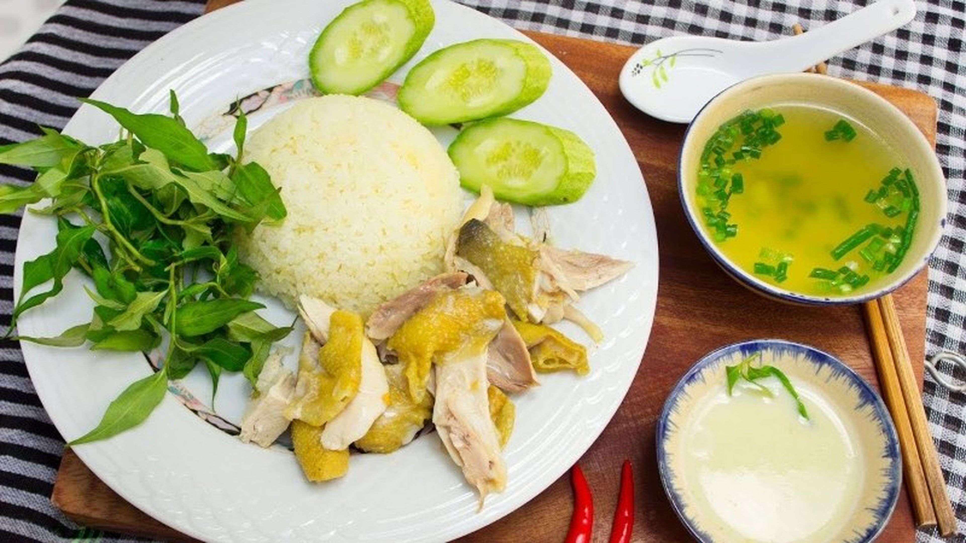 Top 8 quán cơm ngon cho hành trình du lịch Hạ Long - Hình 2