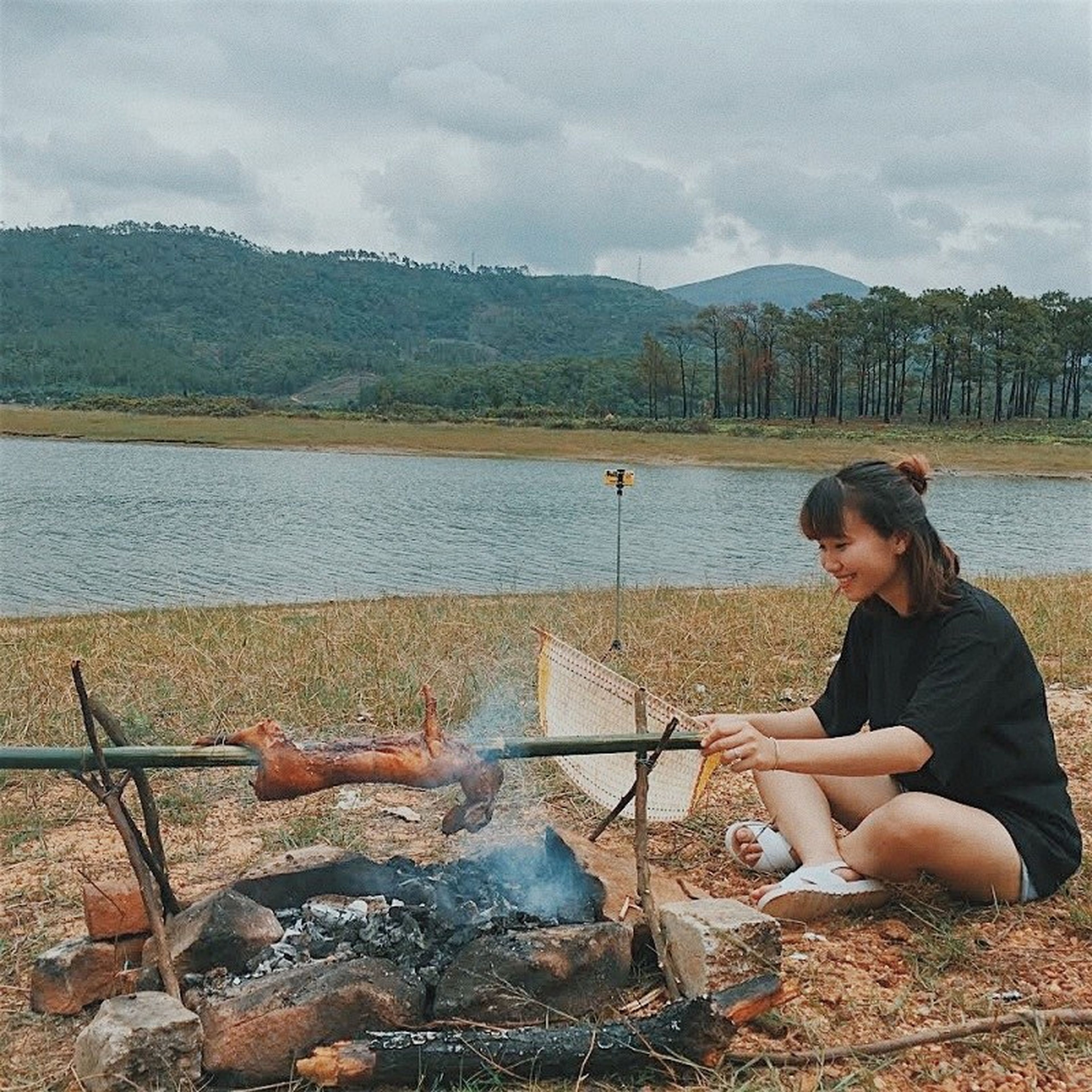 Yên Trung Lake Exudes a Relaxed Weekend Ambiance - Hình 7