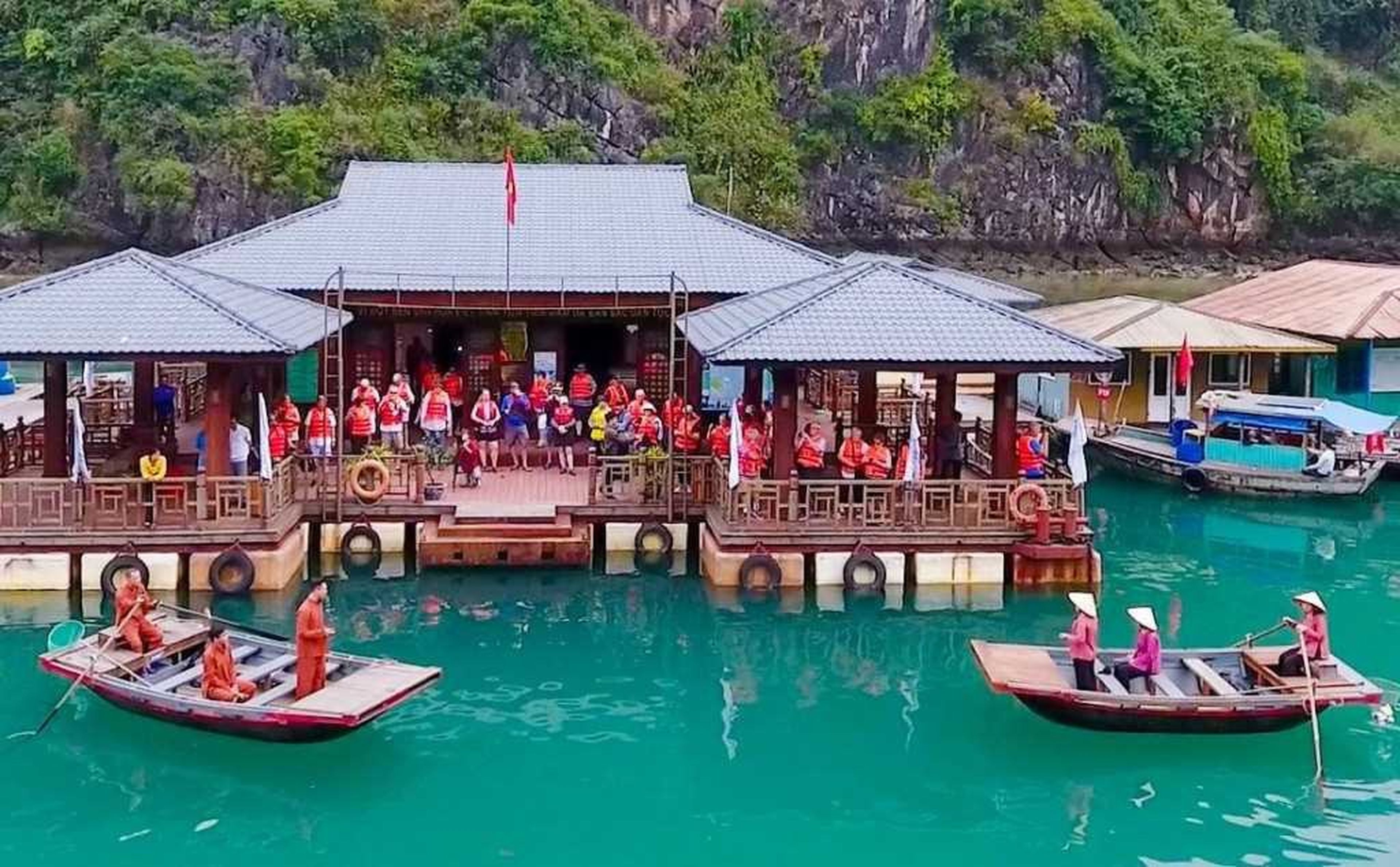 Cua Van Floating Cultural Center – a floating museum on Ha Long Bay - Hình 4