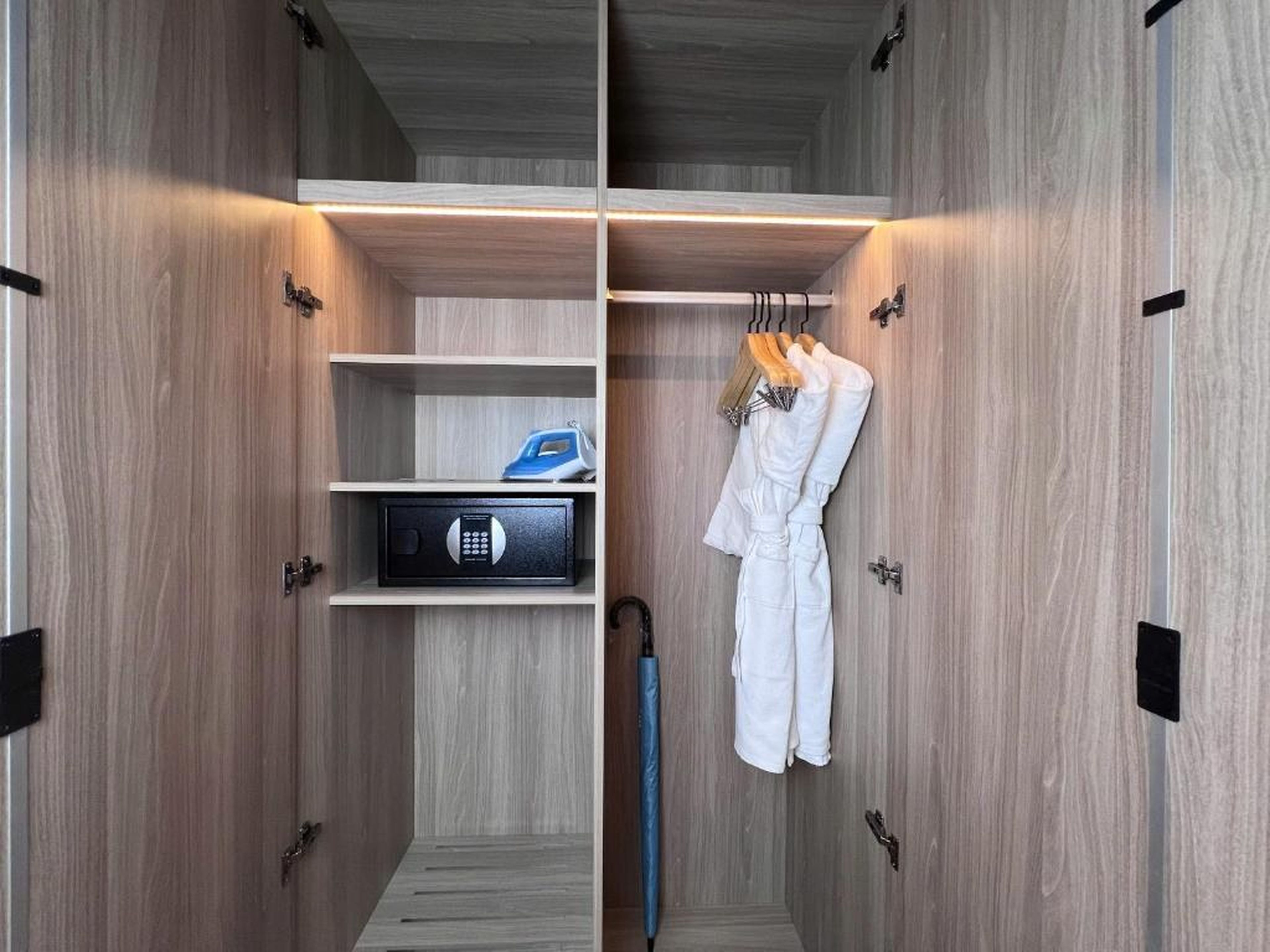 A La Carte Ha Long Apartments by Kevin & Anna - Hình 43