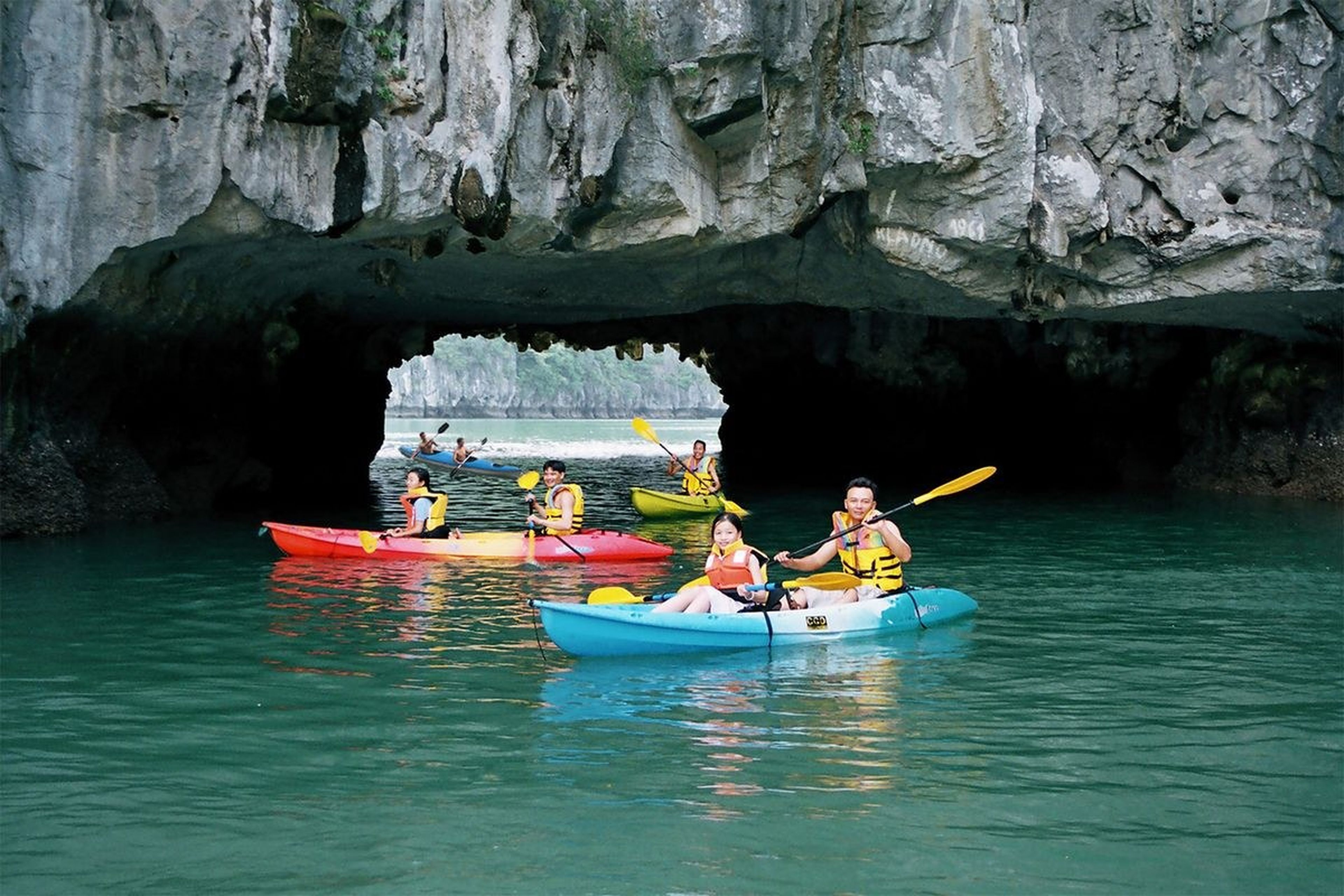 Đến Hang Luồn chèo thuyền kayak, ngắm khỉ vàng và nhiều hoạt động thú vị khác - Hình 1