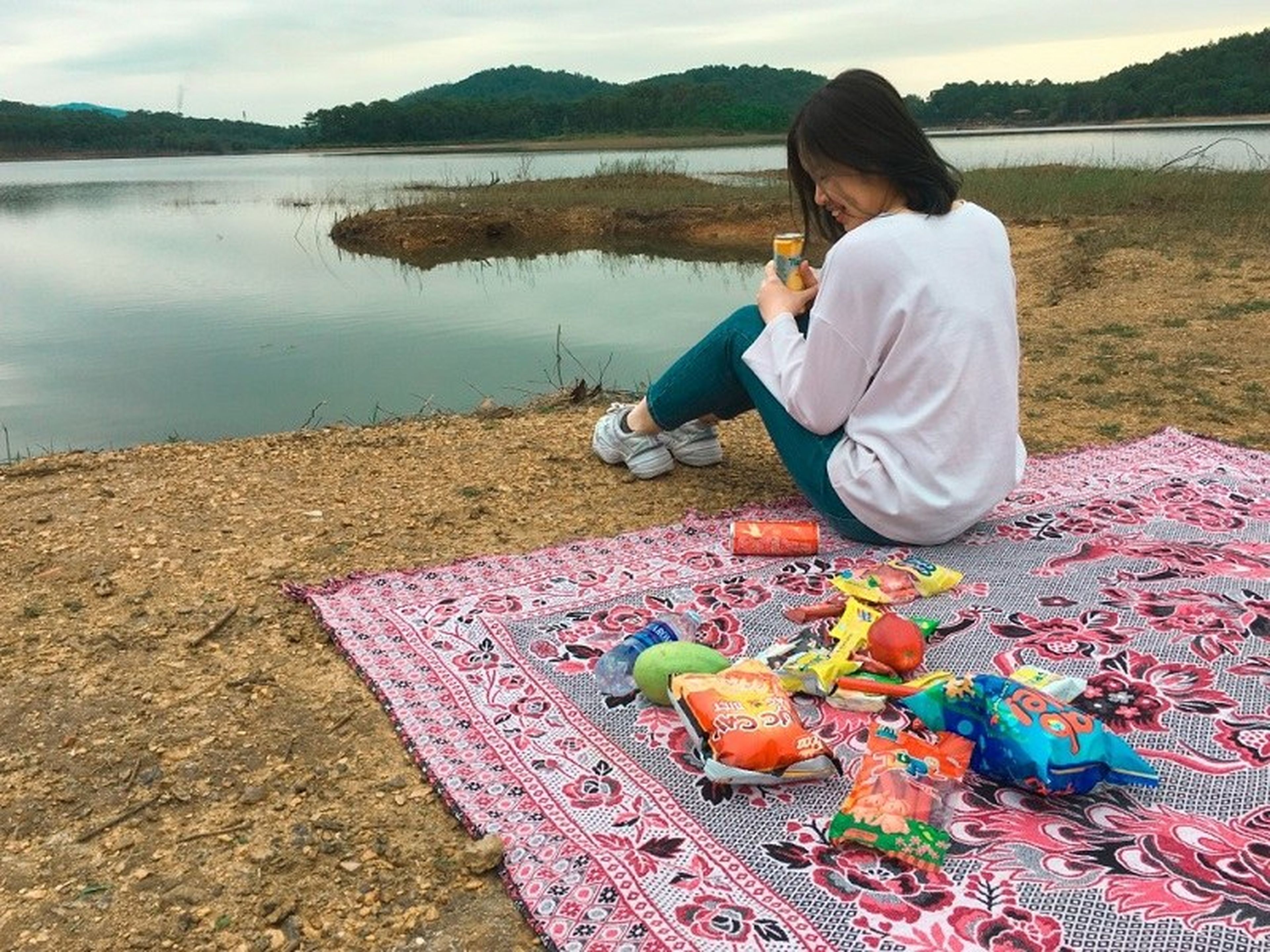 Yên Trung Lake Exudes a Relaxed Weekend Ambiance - Hình 5