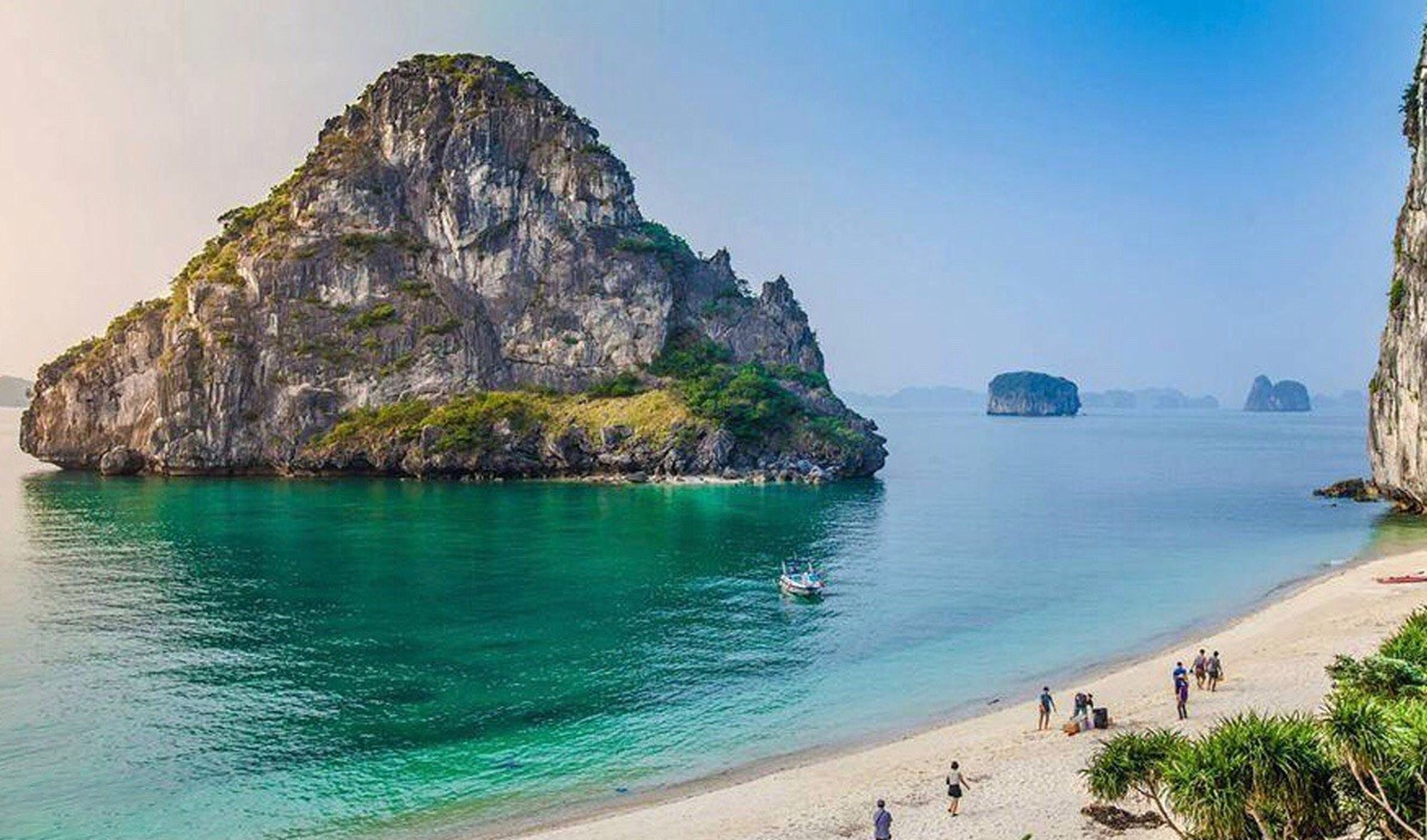 Chinh phục đảo Mắt Rồng - Viên ngọc quý giữa đại dương xanh trên vịnh Hạ Long - Hình 2