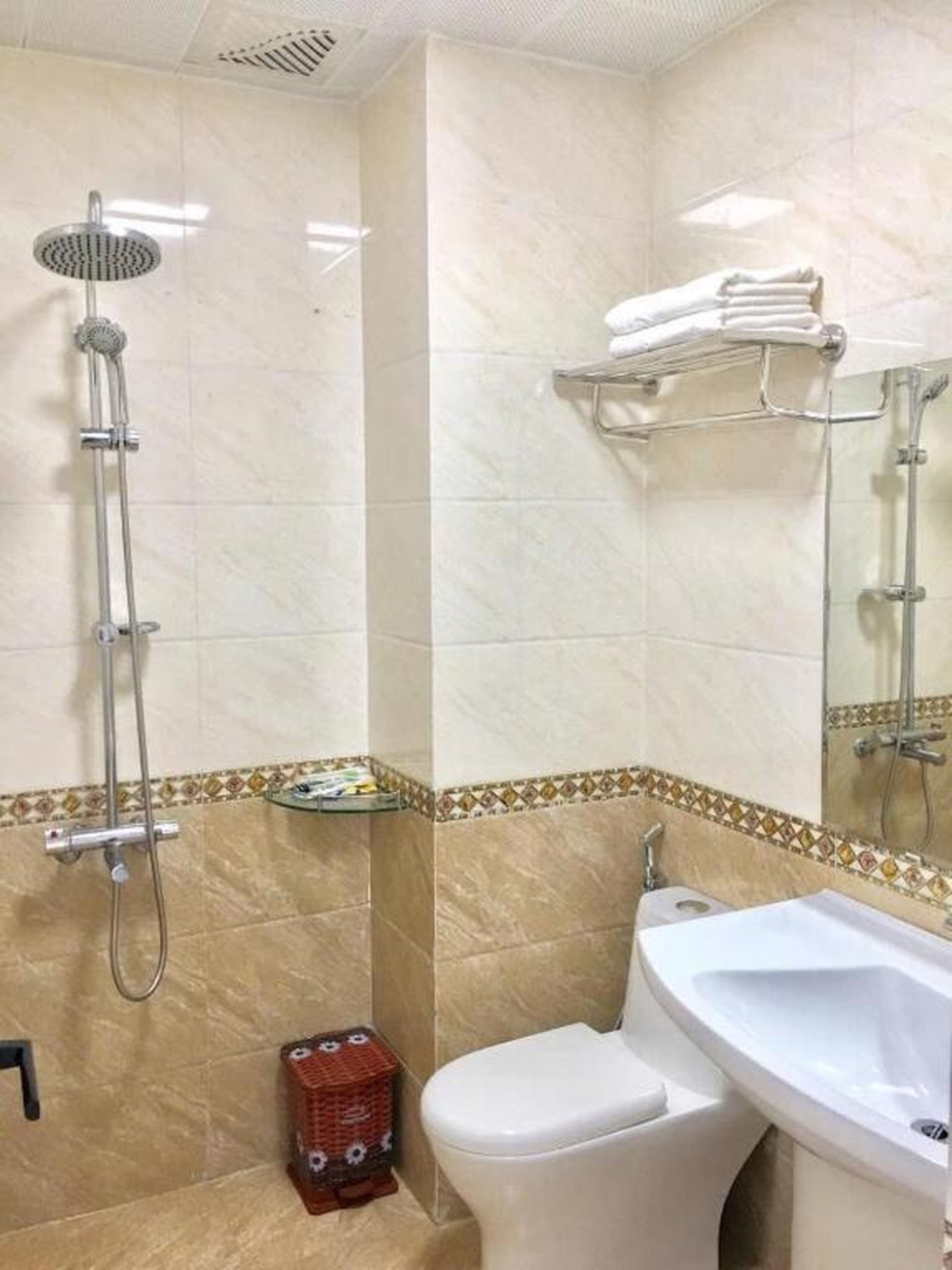 Hotel in central HaLong bay, very friendly, spotless, spacious and airy - Hình 2