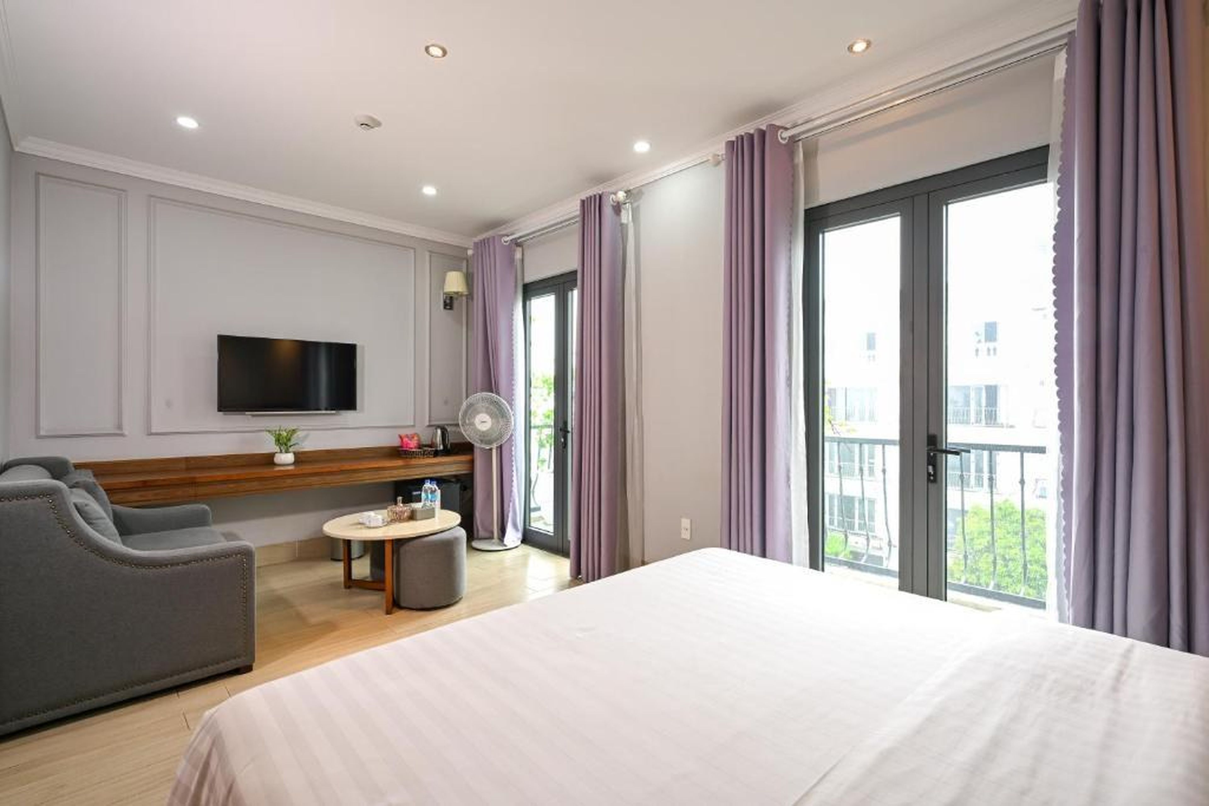 The Confetti Hotel Ha Long - Hình 25