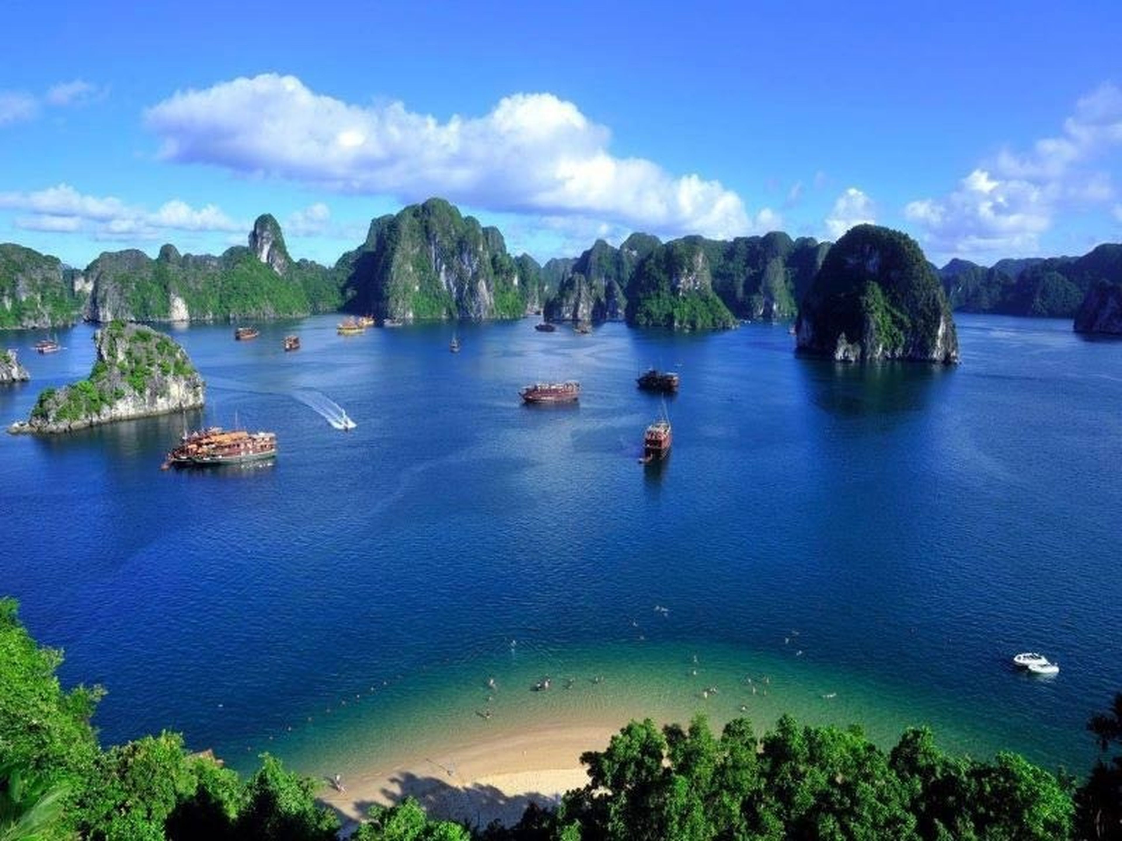 Điểm danh 8 bãi biển Quảng Ninh đẹp ngất ngây cho hè này - Hình 7
