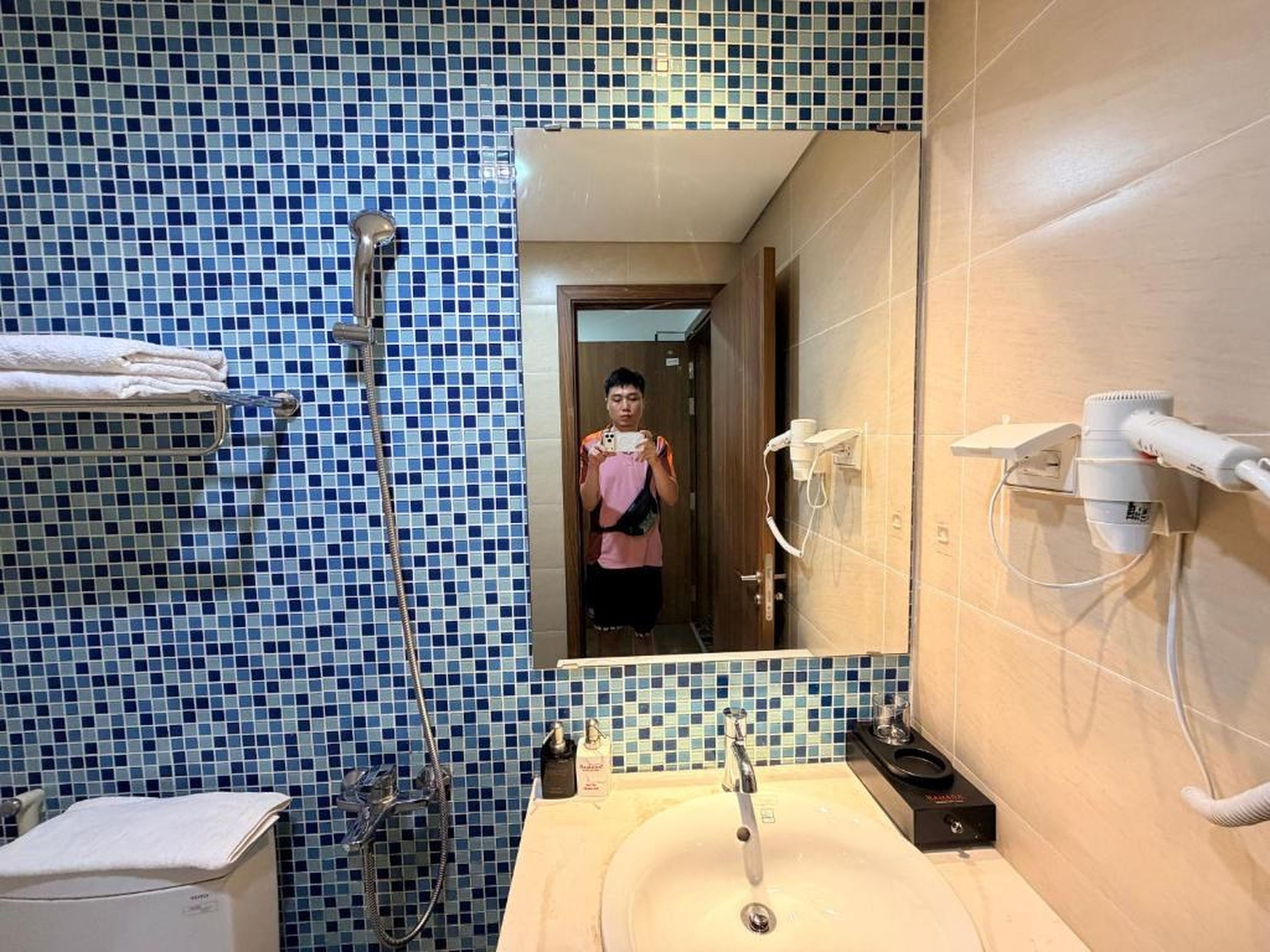 Ha Long 2BR Apartment - Spacious & Modern - Near Center - Hình 38