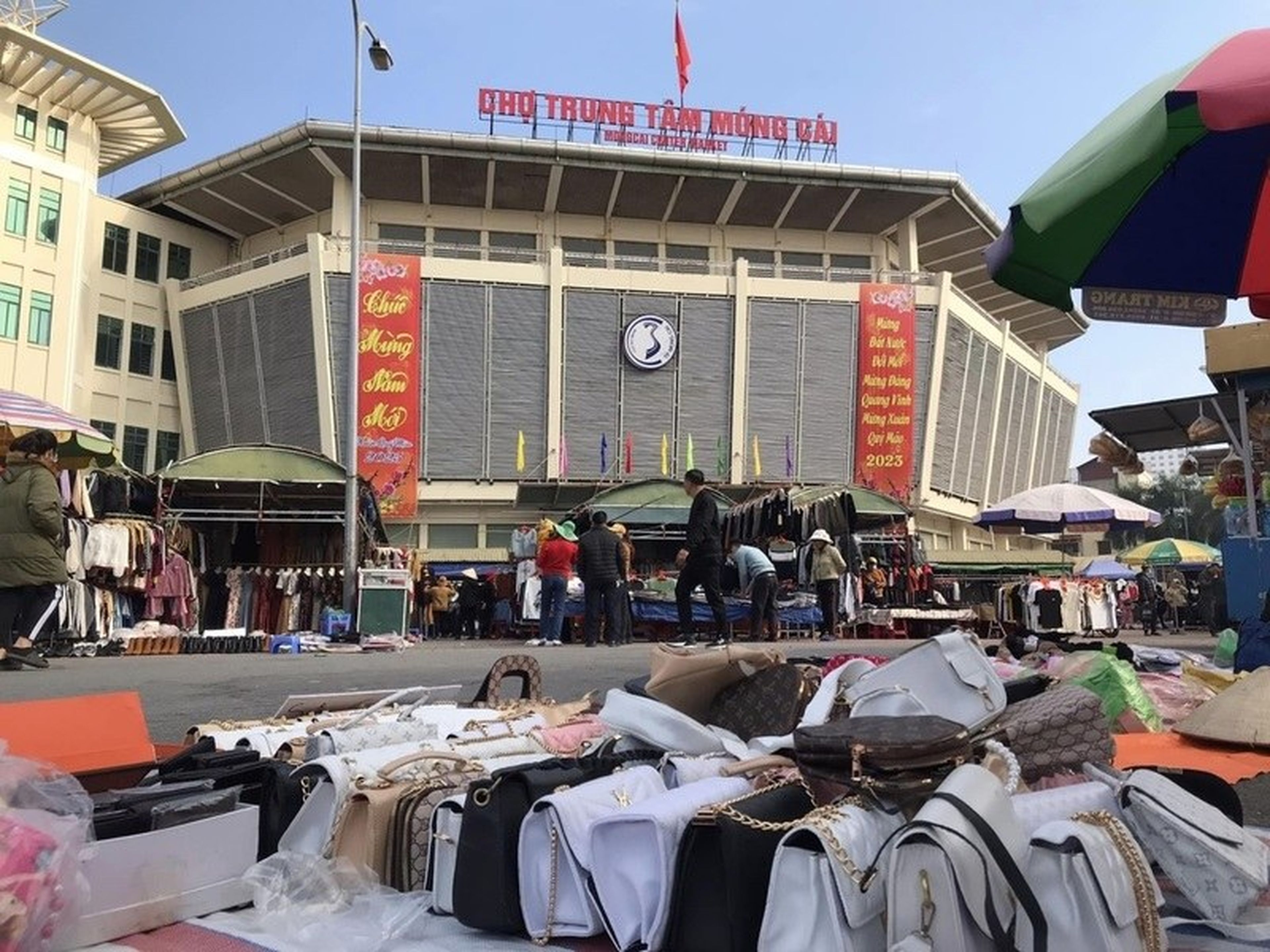 Chợ Móng Cái thiên đường mua sắm giá sỉ ở Quảng Ninh - Hình 7