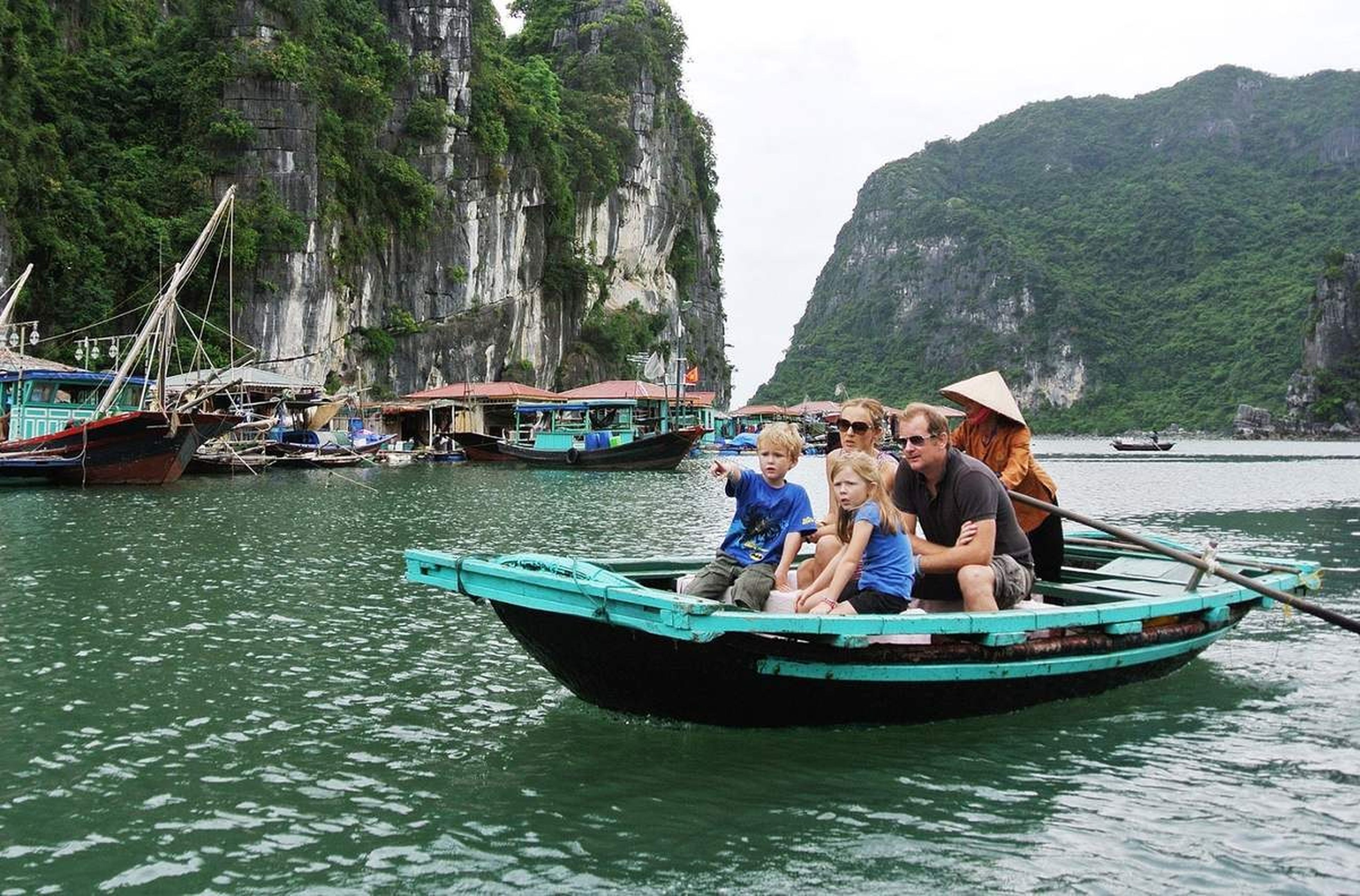 Làng chài Cửa Vạn - Ngôi làng nhỏ thanh bình giữa Vịnh Thiên Đường - Hình 15