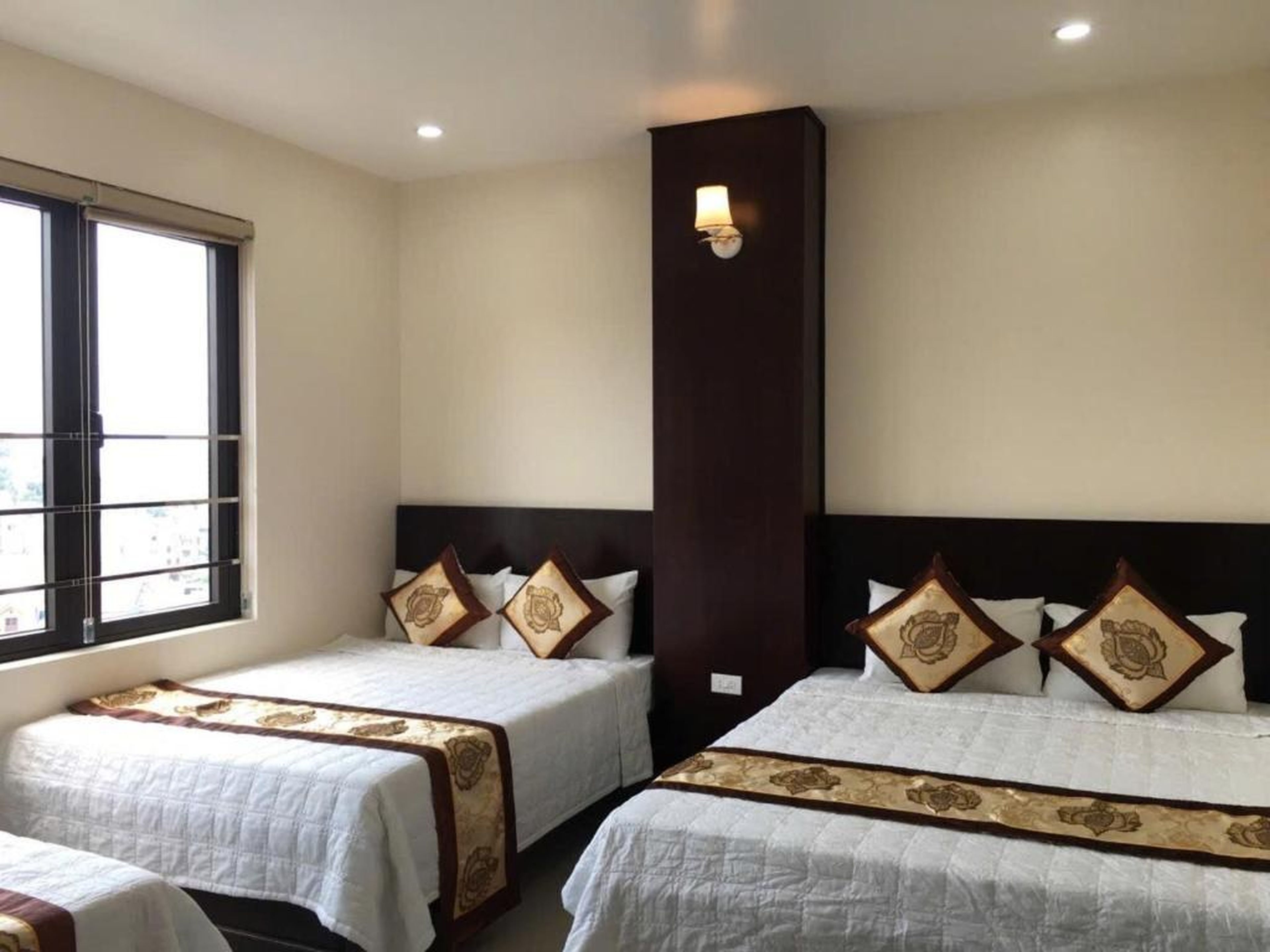 Hotel in central HaLong bay, very friendly, spotless, spacious and airy - Hình 5