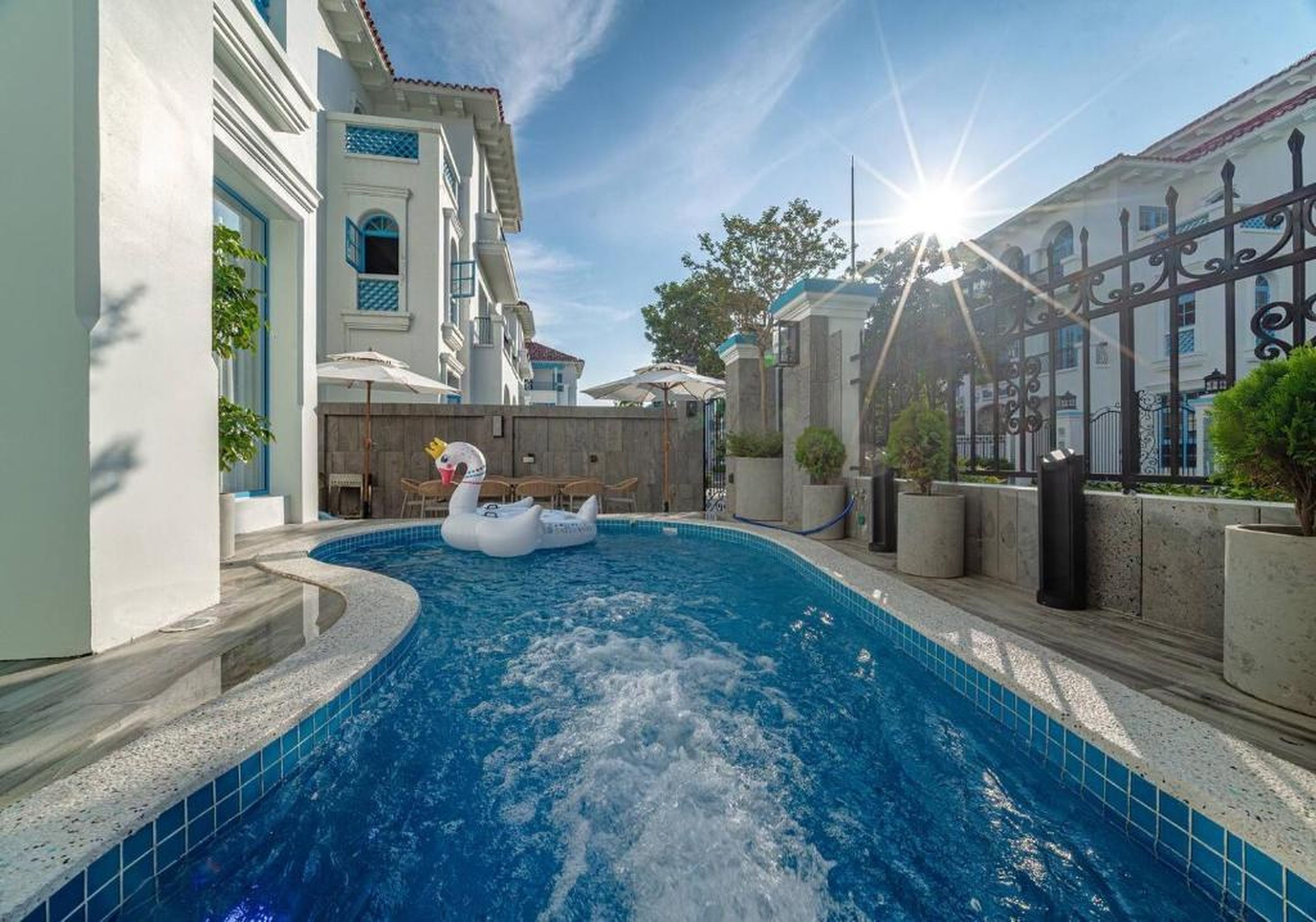 S Villa Ha Long - City Center, Near Beach - 6BR Private Villa with Pool, Jacuzzi, Sauna, Karaoke - Hình 4