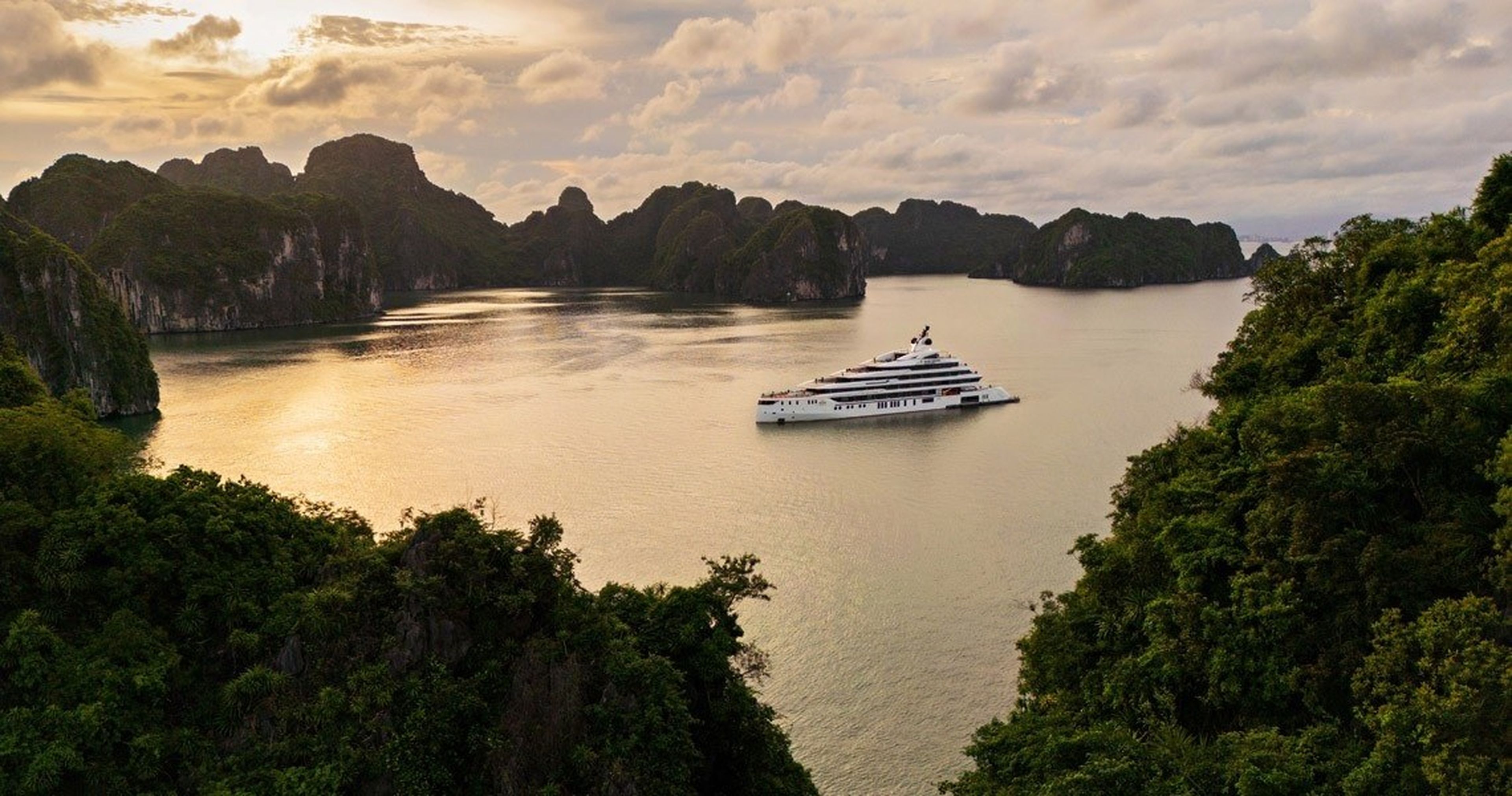 Top 5 luxurious Ha Long Bay cruise packages ideal for exploring the heritage bay - Hình 9