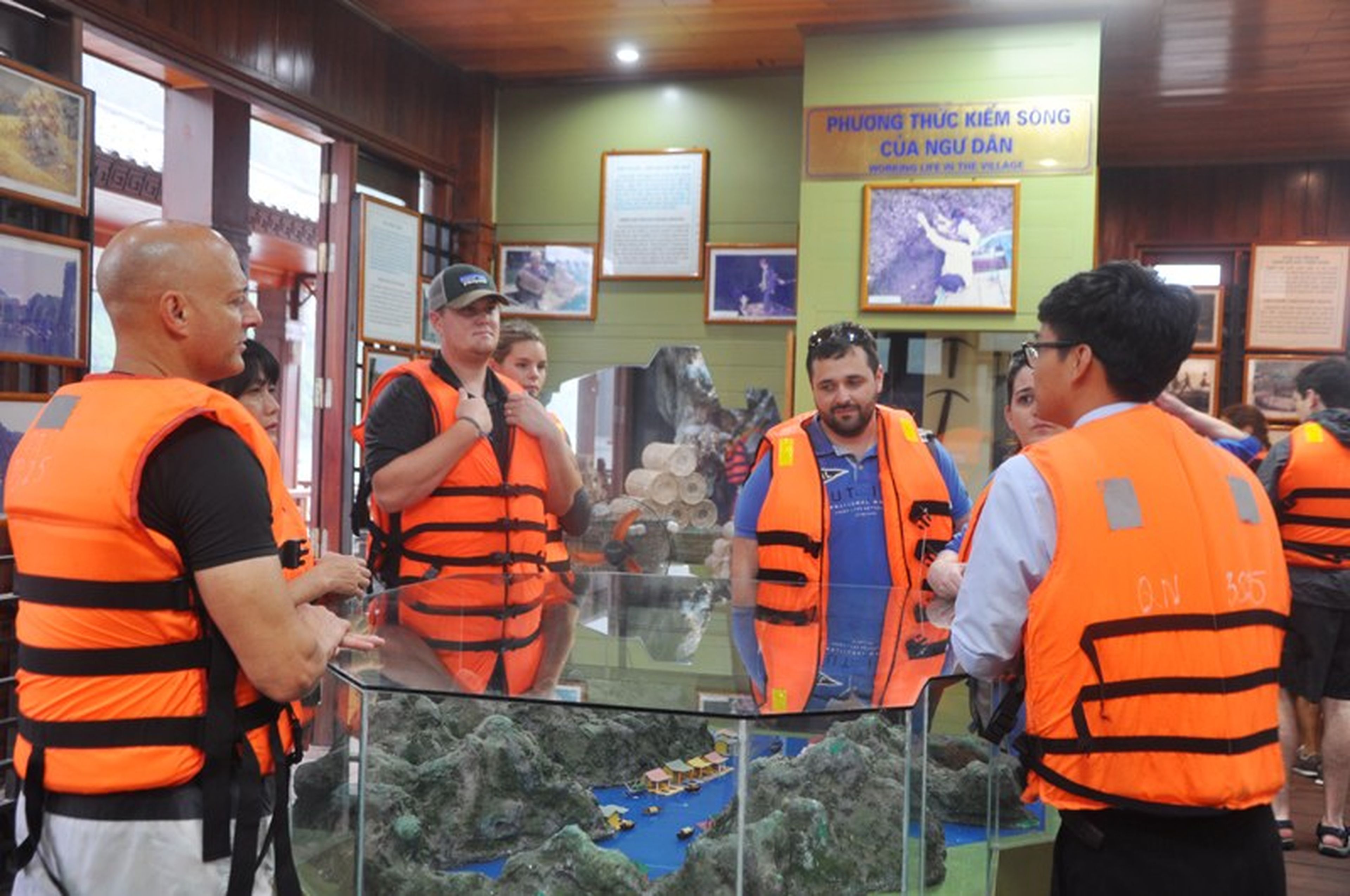 Cua Van Floating Cultural Center – a floating museum on Ha Long Bay - Hình 3