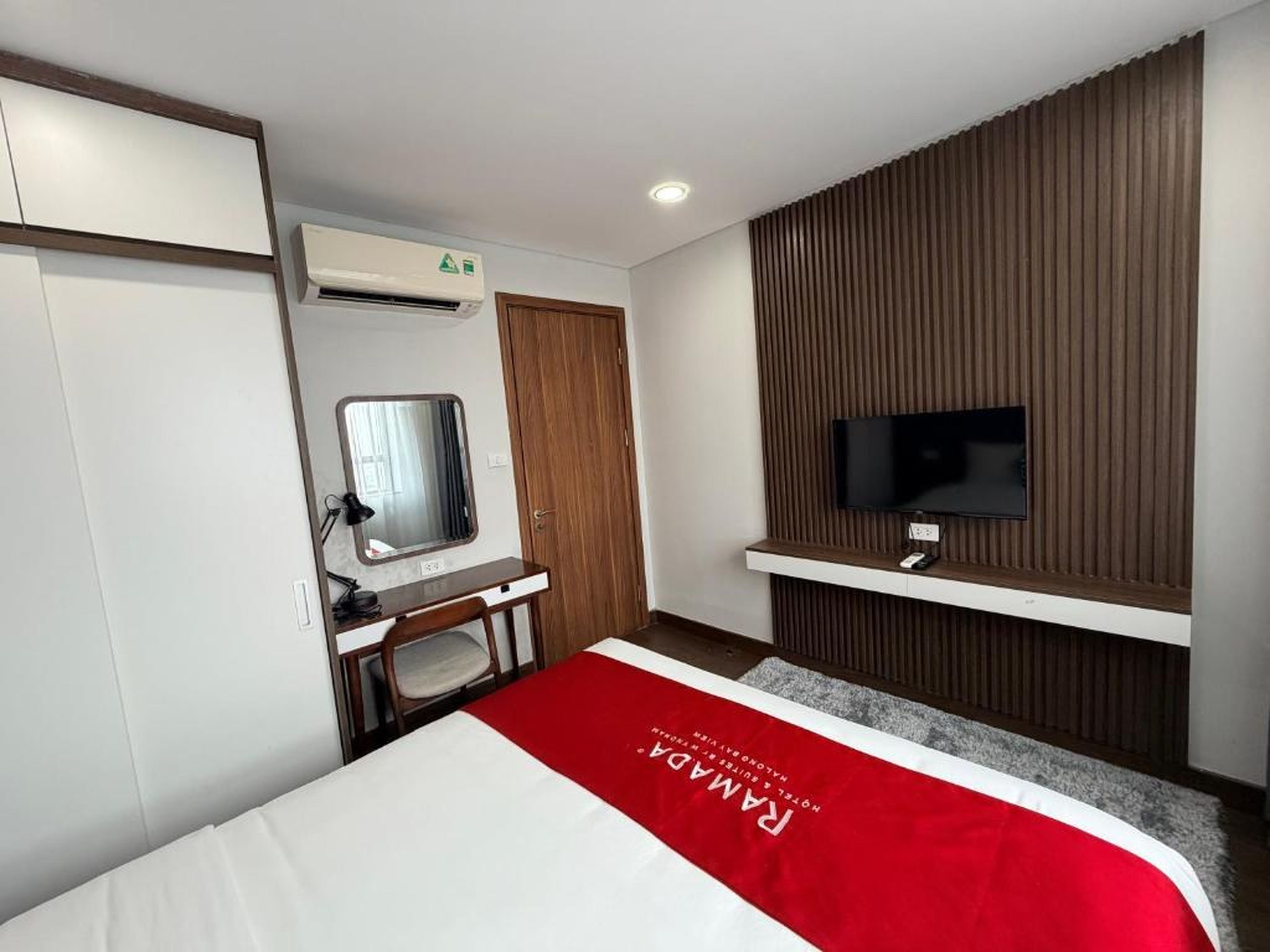 Ha Long 2BR Apartment - Spacious & Modern - Near Center - Hình 15