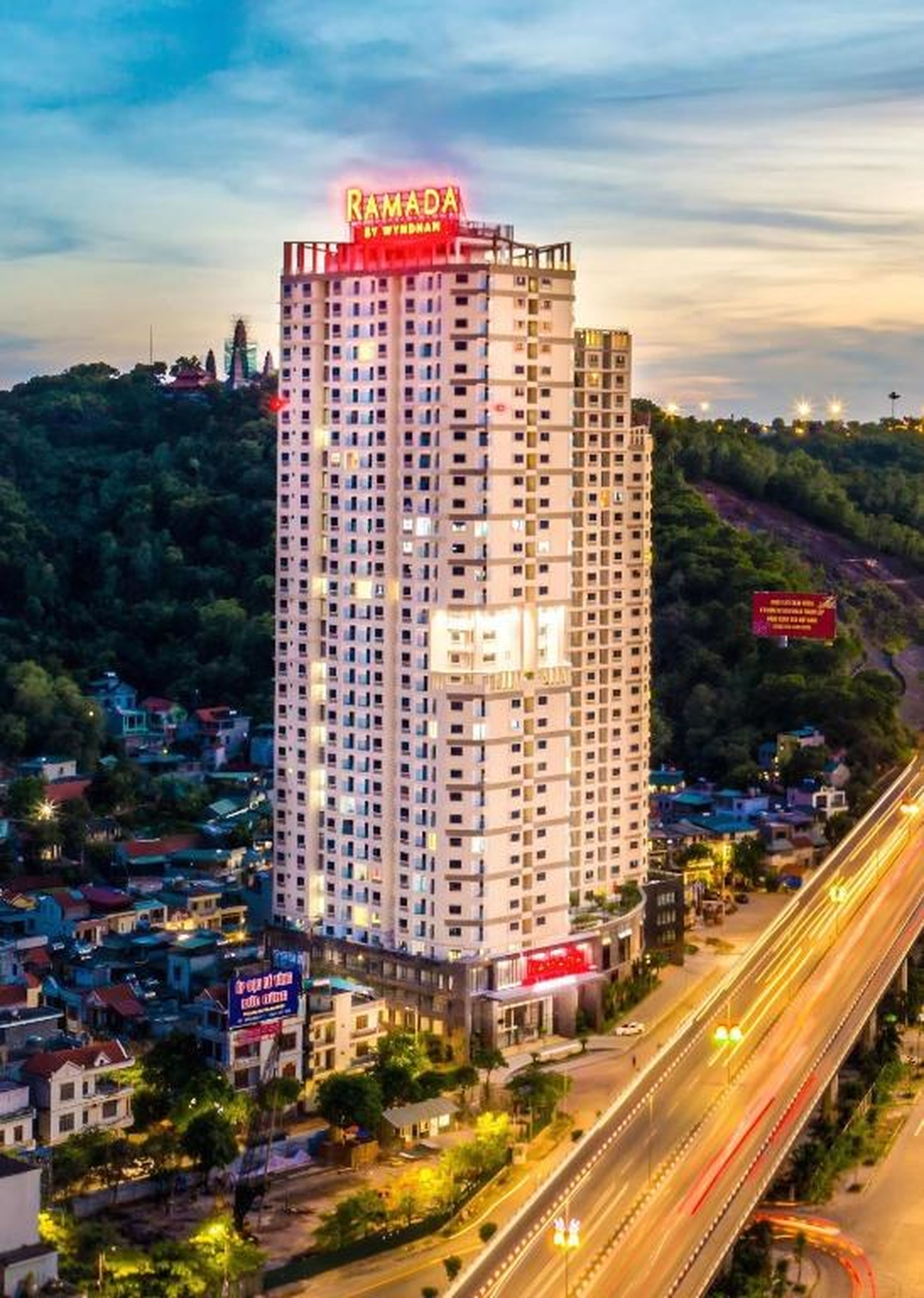 Ha Long 2BR Apartment - Spacious & Modern - Near Center - Hình 11