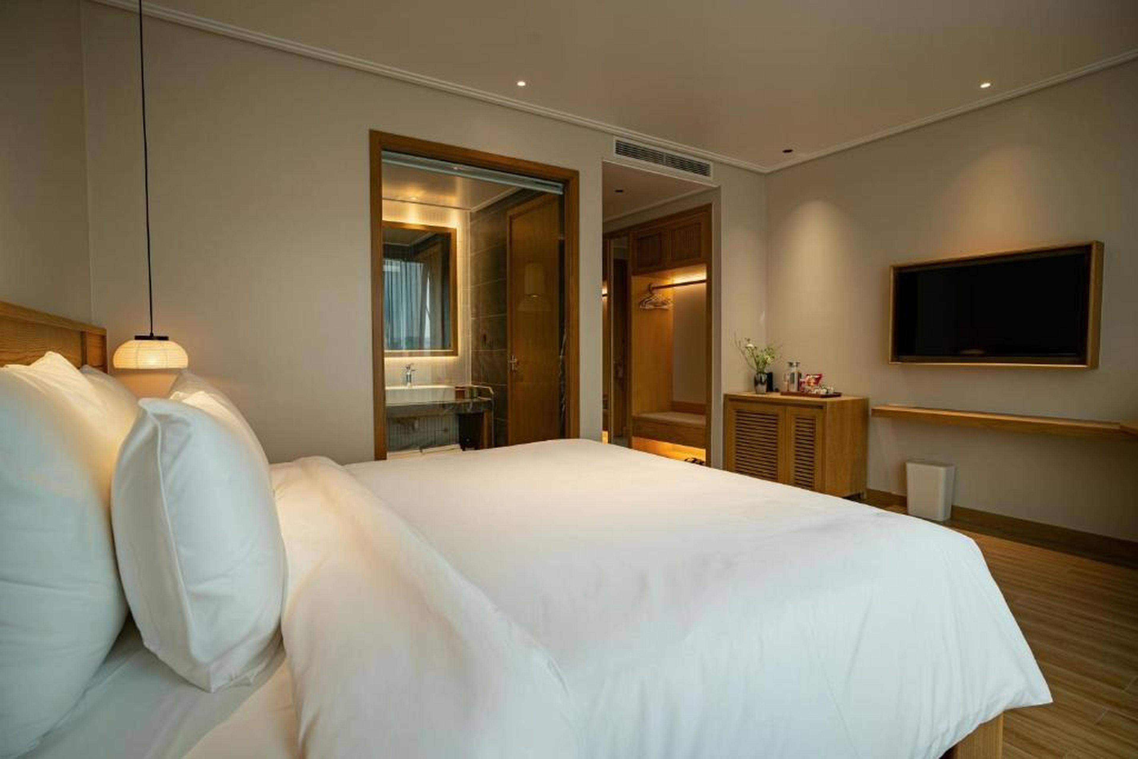 Nam Dat Hotel by D'Lecia Ha Long - Hình 3