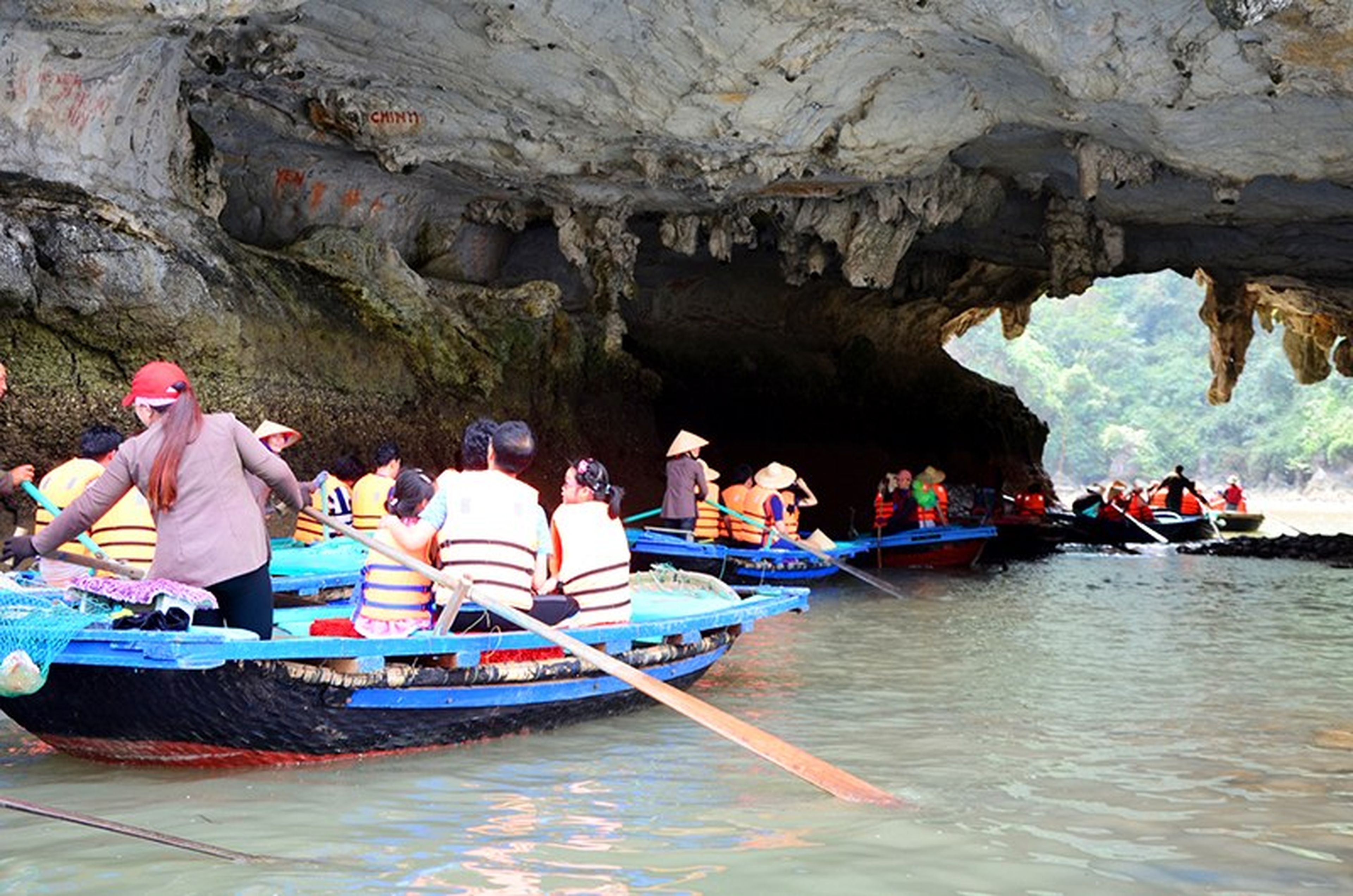 Discovering the Boat-Rowing Profession on the Bay – A “Specialty” of Ha Long Bay - Hình 6