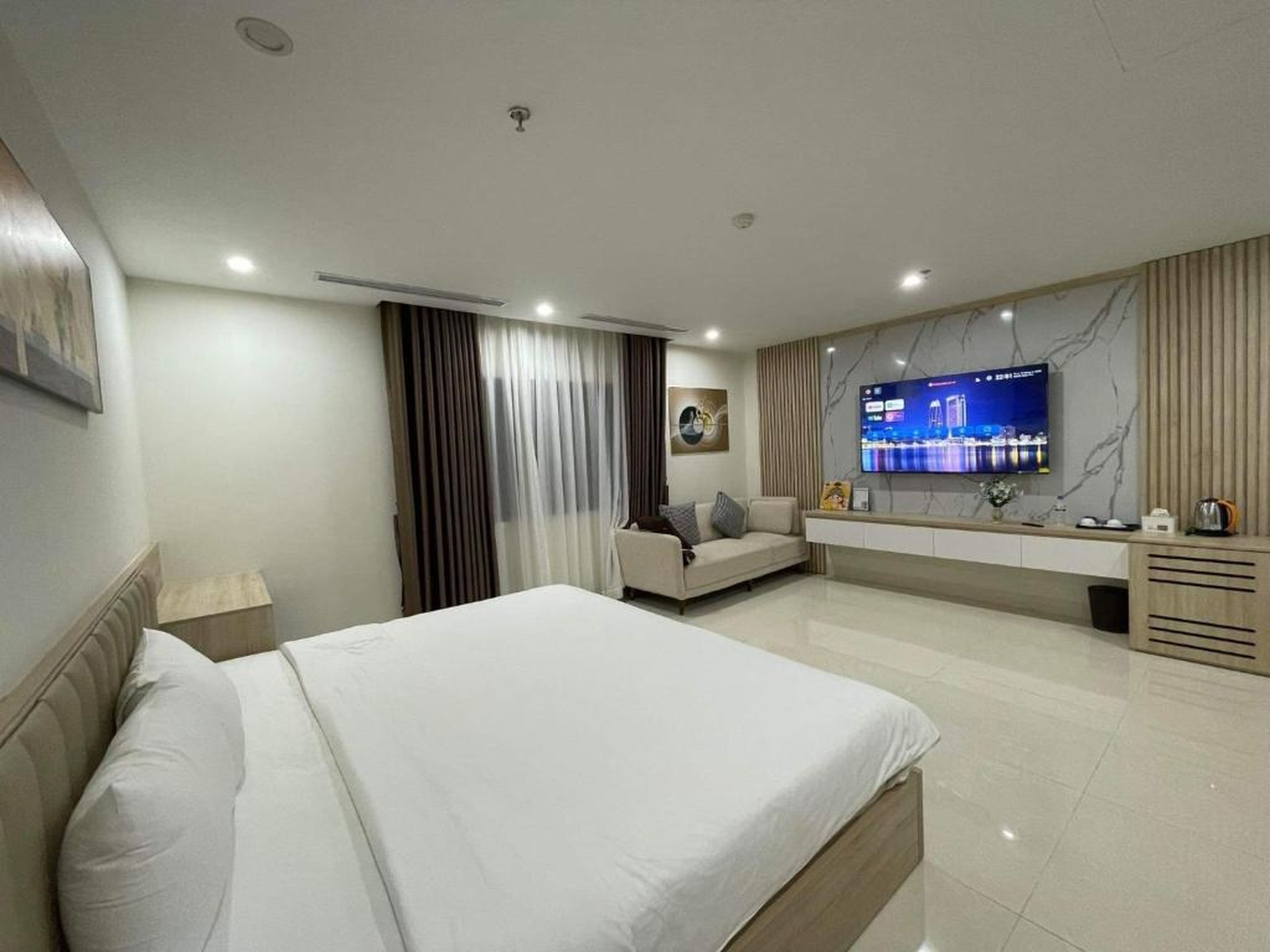 Lucasta Hotel Ha Long - Hình 20