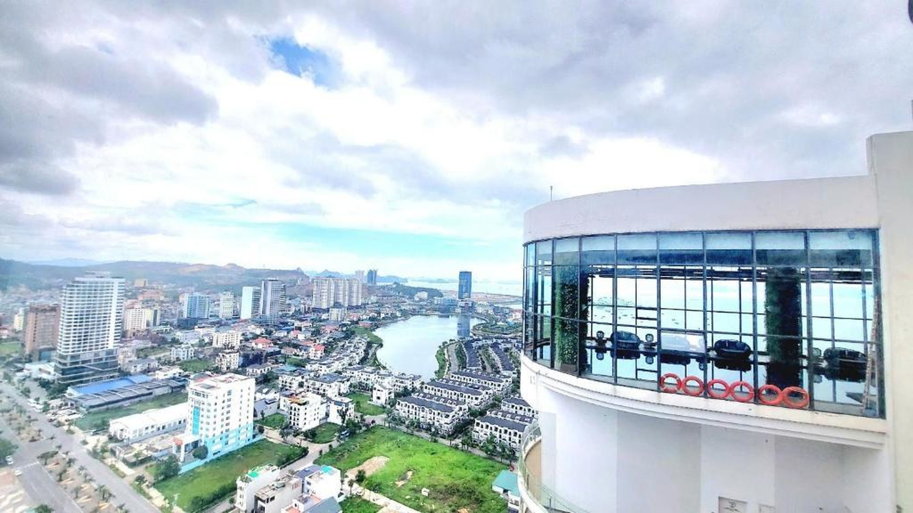 Sweet Home - Homestay apartment system at Citadines Marina Ha Long building - Hình 40