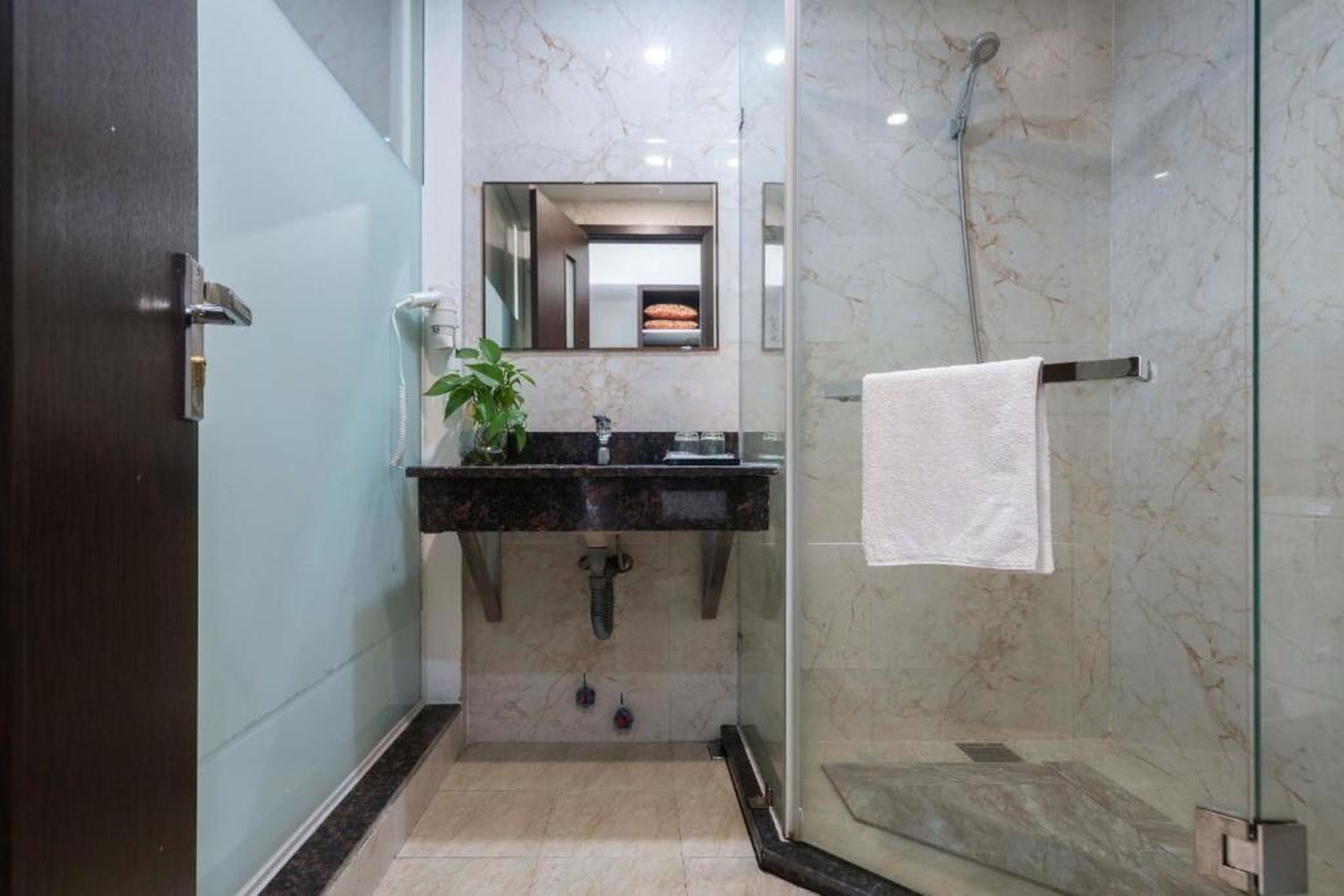 COCO Tuan Chau Hotel - Hình 37