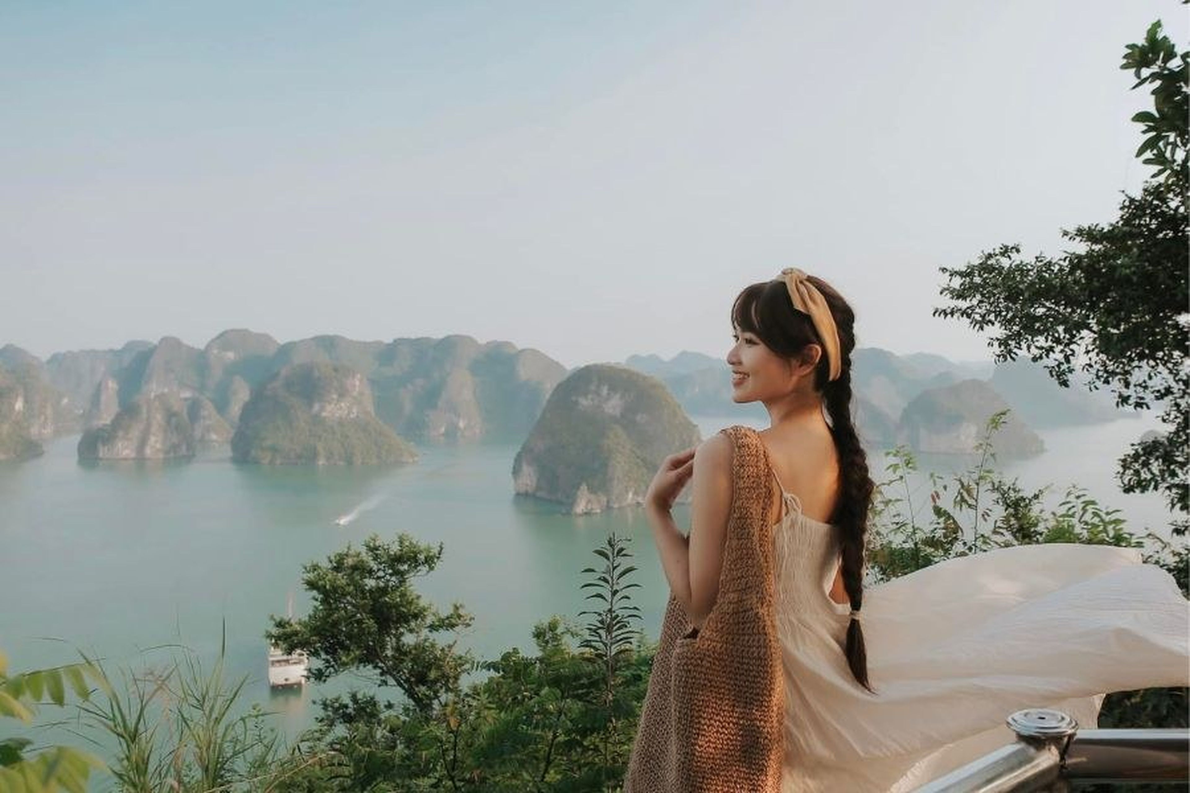 Khám phá Vịnh Hạ Long đẹp quên lối về cùng cô nàng Phan Hằng - Hình 1