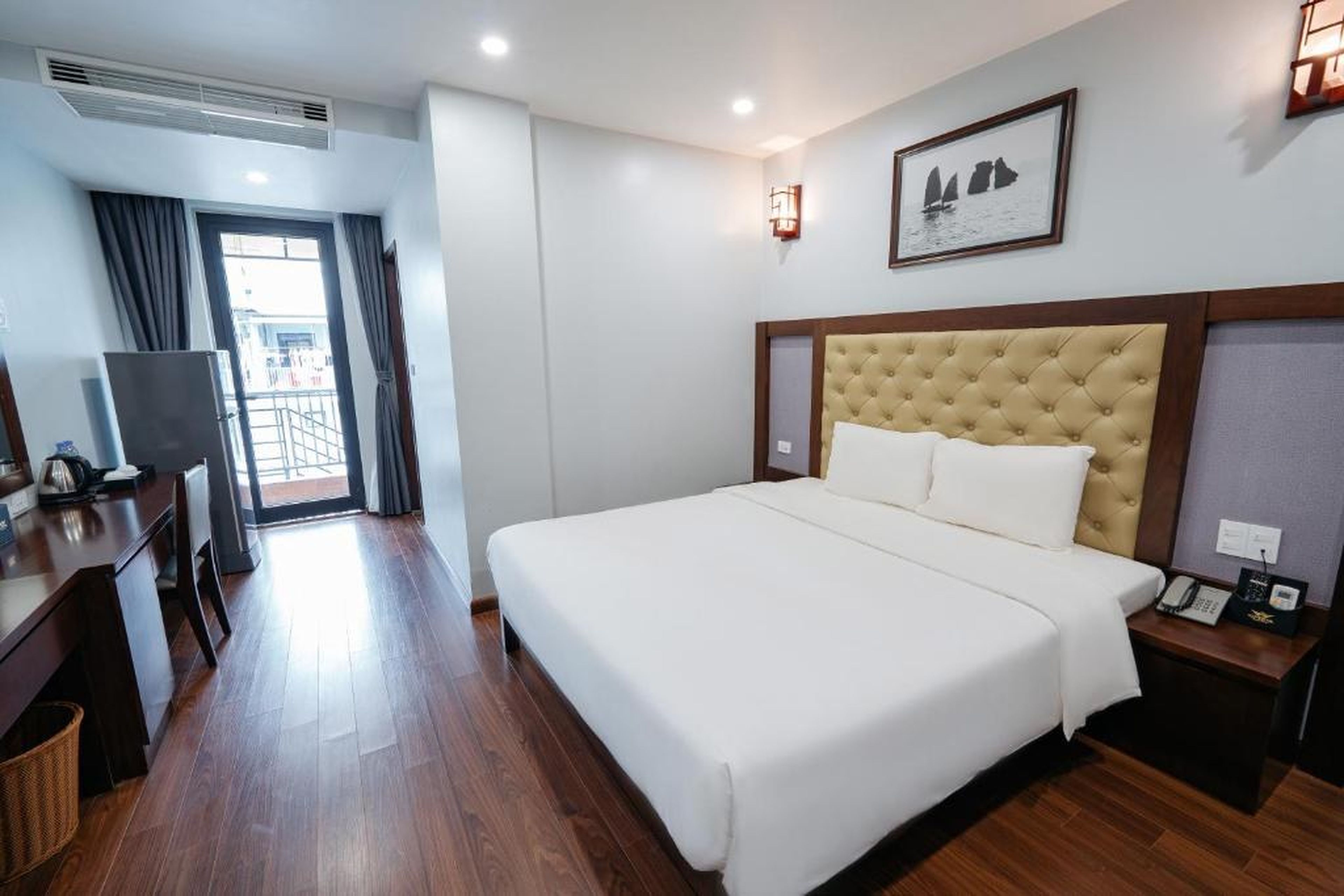 Topone Halong Hotel - Hình 9