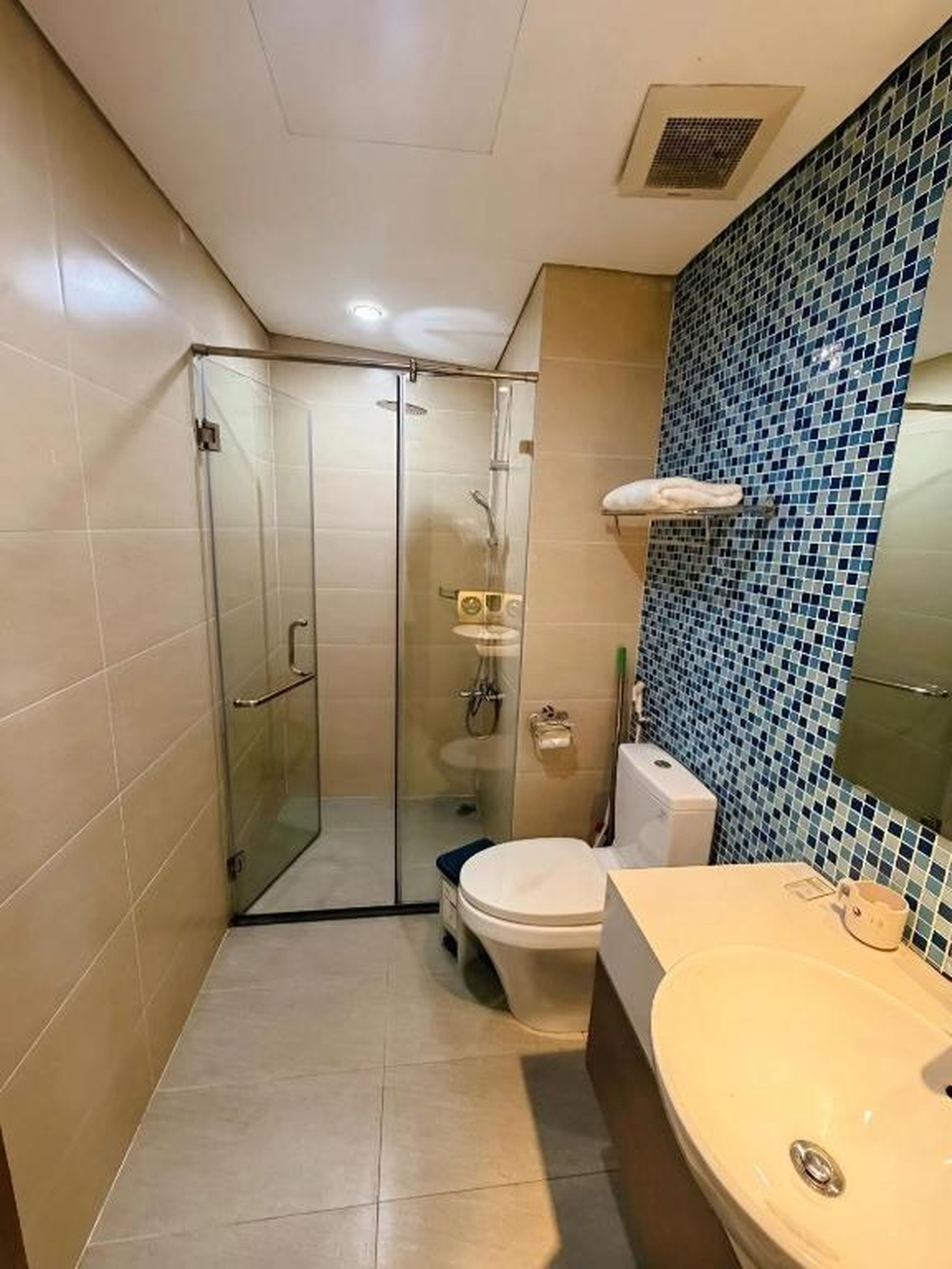Spacious 2BR Apartment in Hon Gai Center, Ha Long - Hình 48