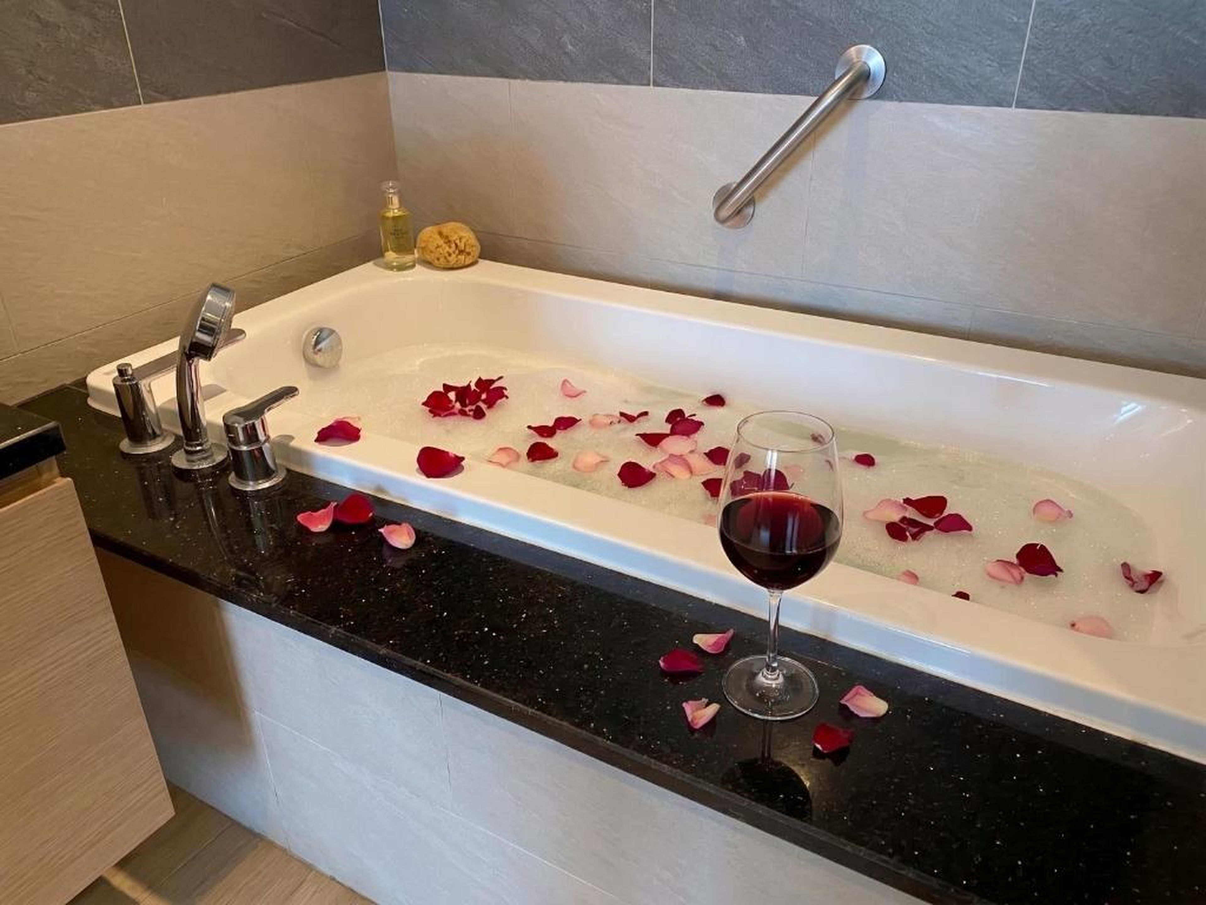 Residence By the Ha Long Beach Citadines Marina 1BR - Hình 29