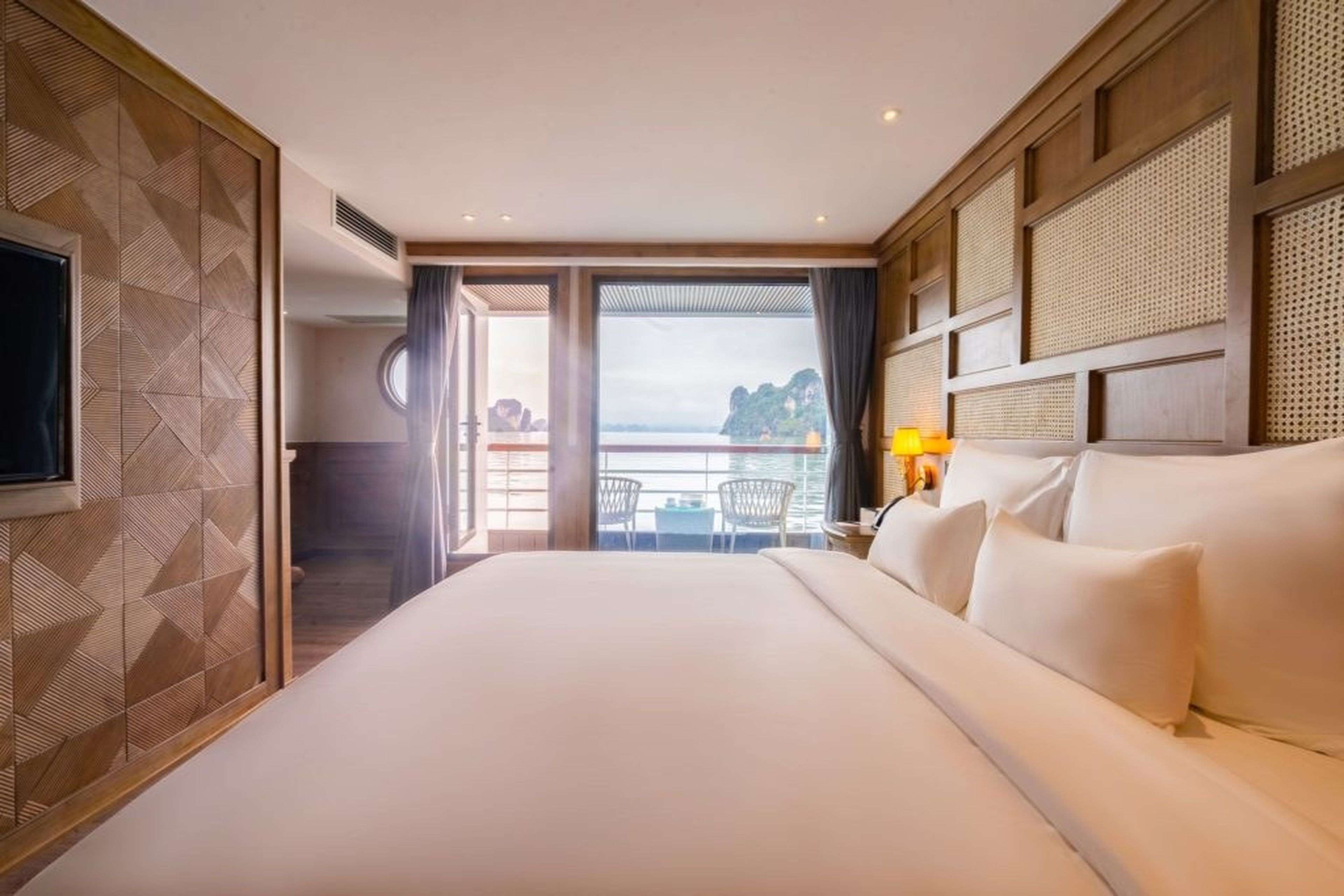 Discover the Heritage Bay with the Top 3 Luxury Ha Long Cruises - Hình 2
