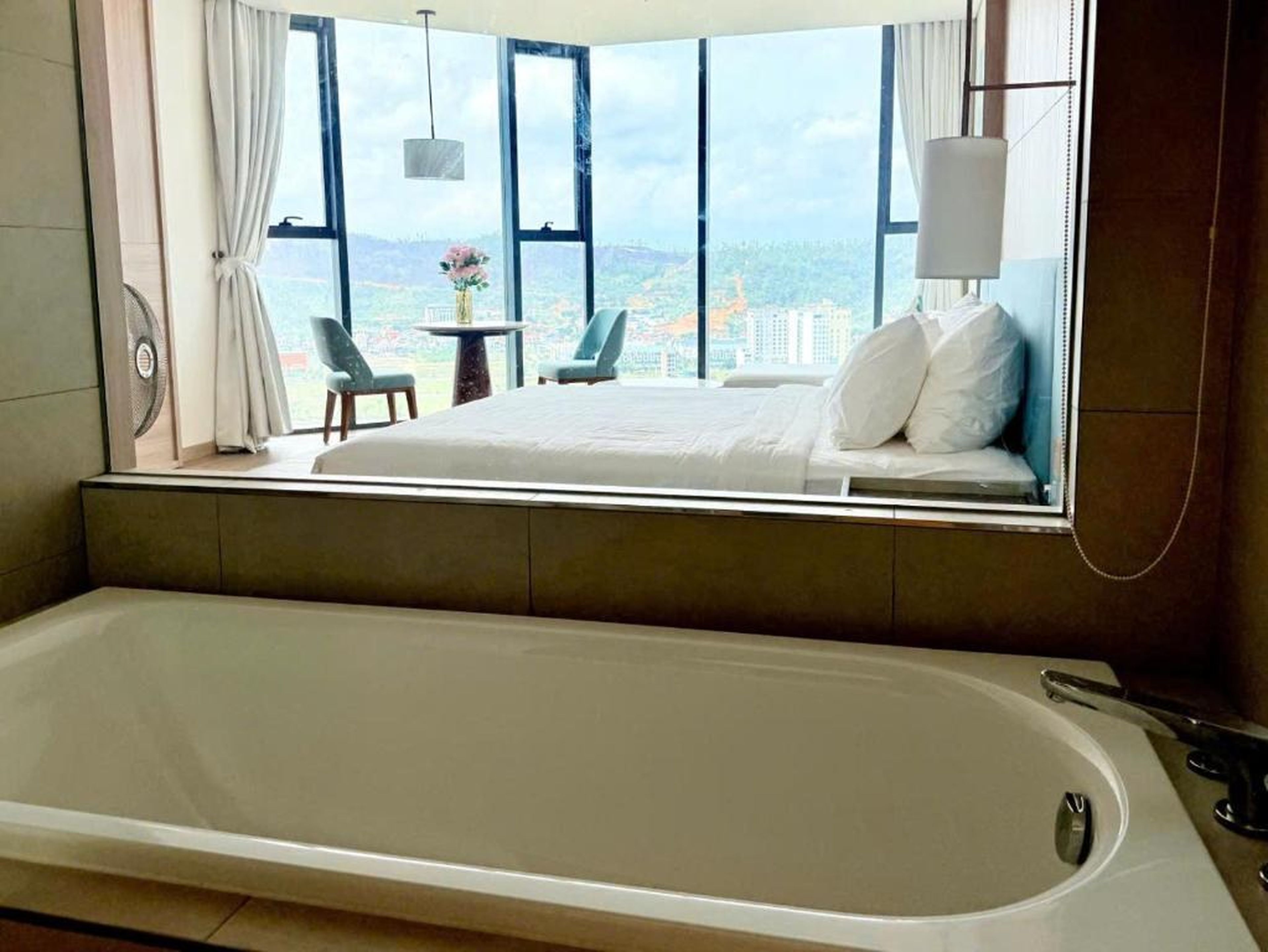 A La Carte Ha Long Bay Managed by 2Tstay - Hình 9