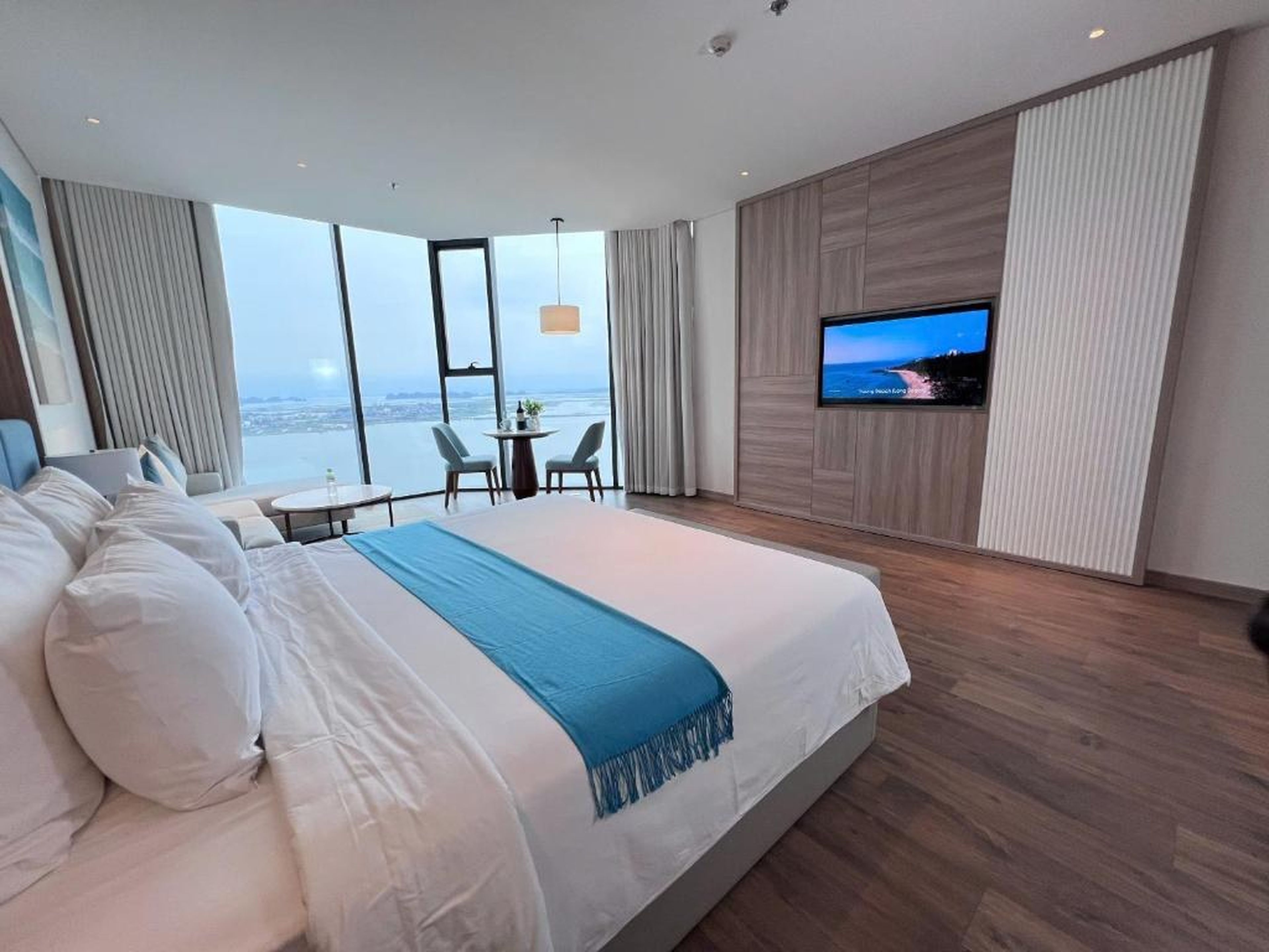 A La Carte Ha Long Apartments by Kevin & Anna - Hình 1