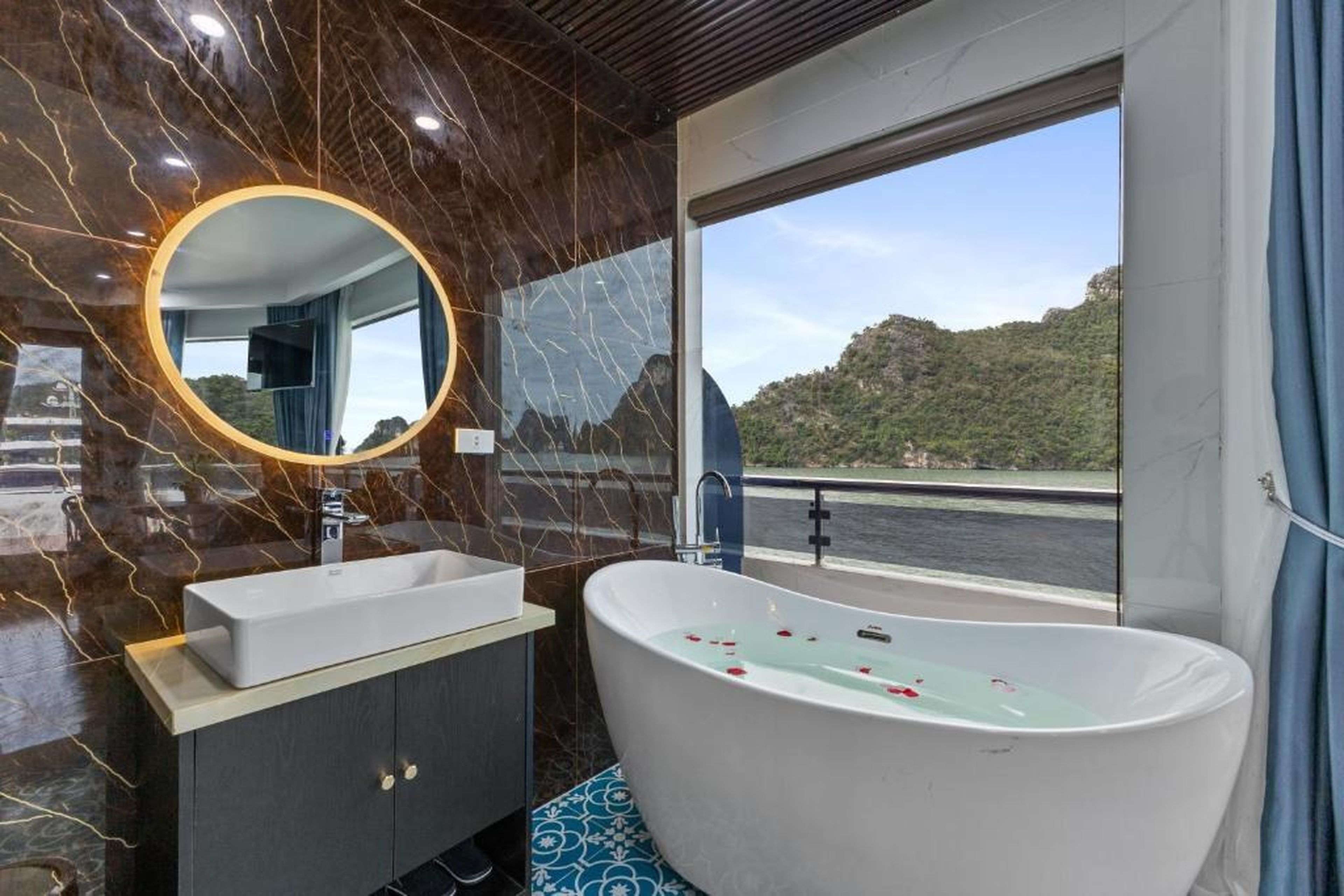 Aqua Luxury Cruise by AHG - Hình 24